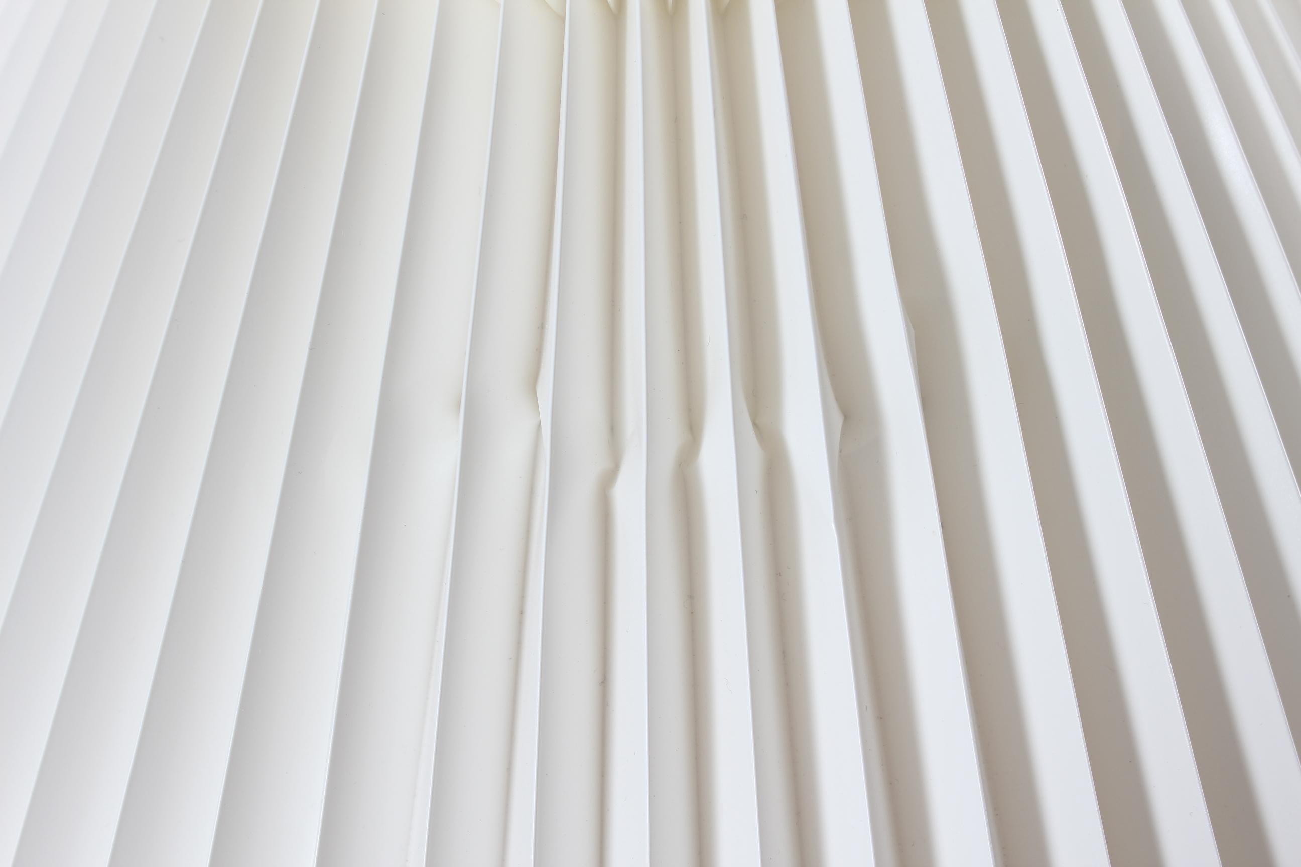 Laiton Paire de lampes de bureau Esben Klint en acajou n° 301/27 avec abat-jours d'origine Le Klint en vente