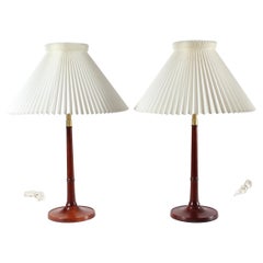 Paire de lampes de bureau Esben Klint en acajou n° 301/27 avec abat-jours d'origine Le Klint
