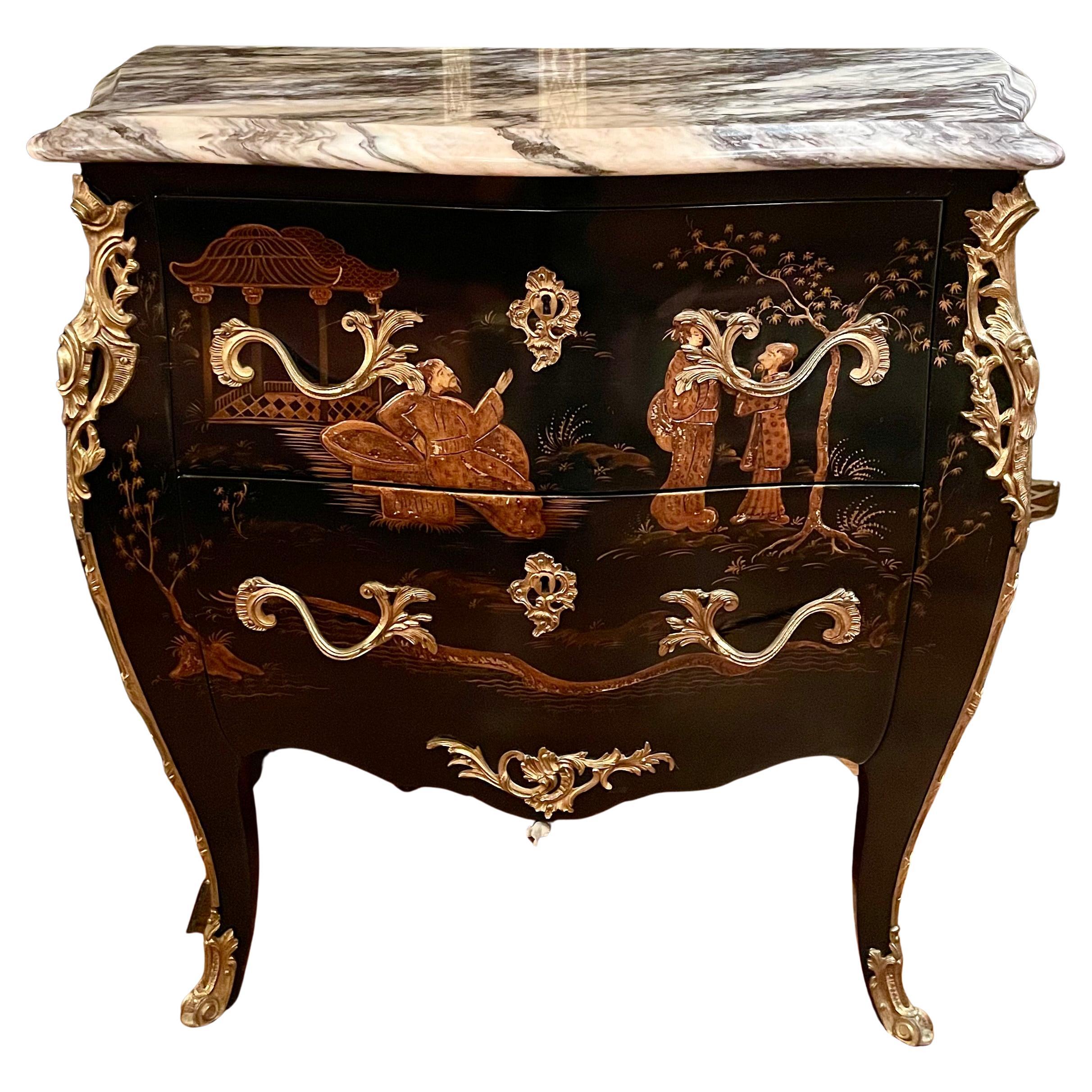 Coppia di commodes francesi laccate Chinoiserie con montature in bronzo dorato e piani in marmo, circa 1950-1960.