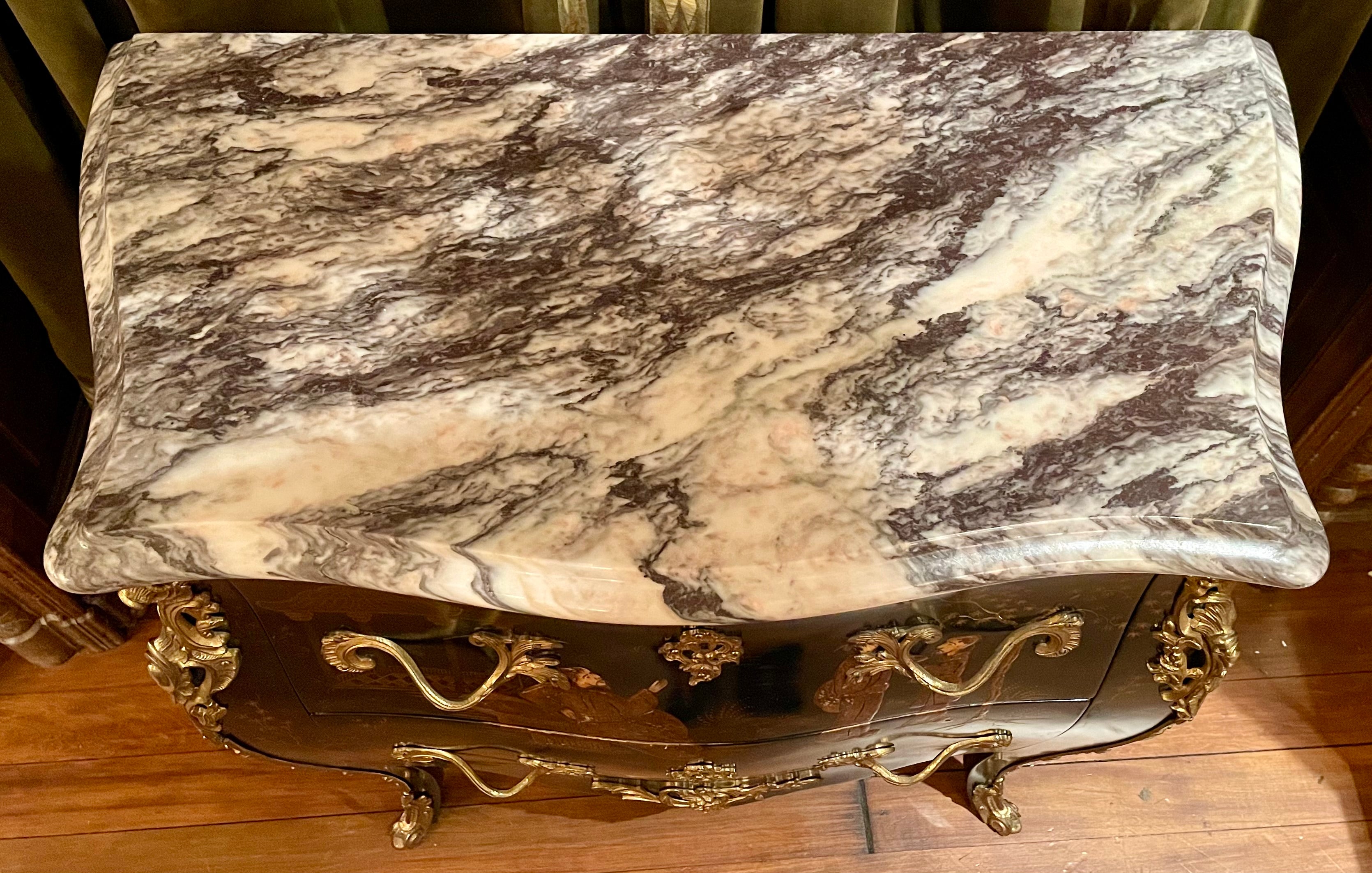 Coppia di commodes in lacca con piano in marmo e bronzo dorato, CIRCA 1950 In condizioni buone in vendita a New Orleans, LA