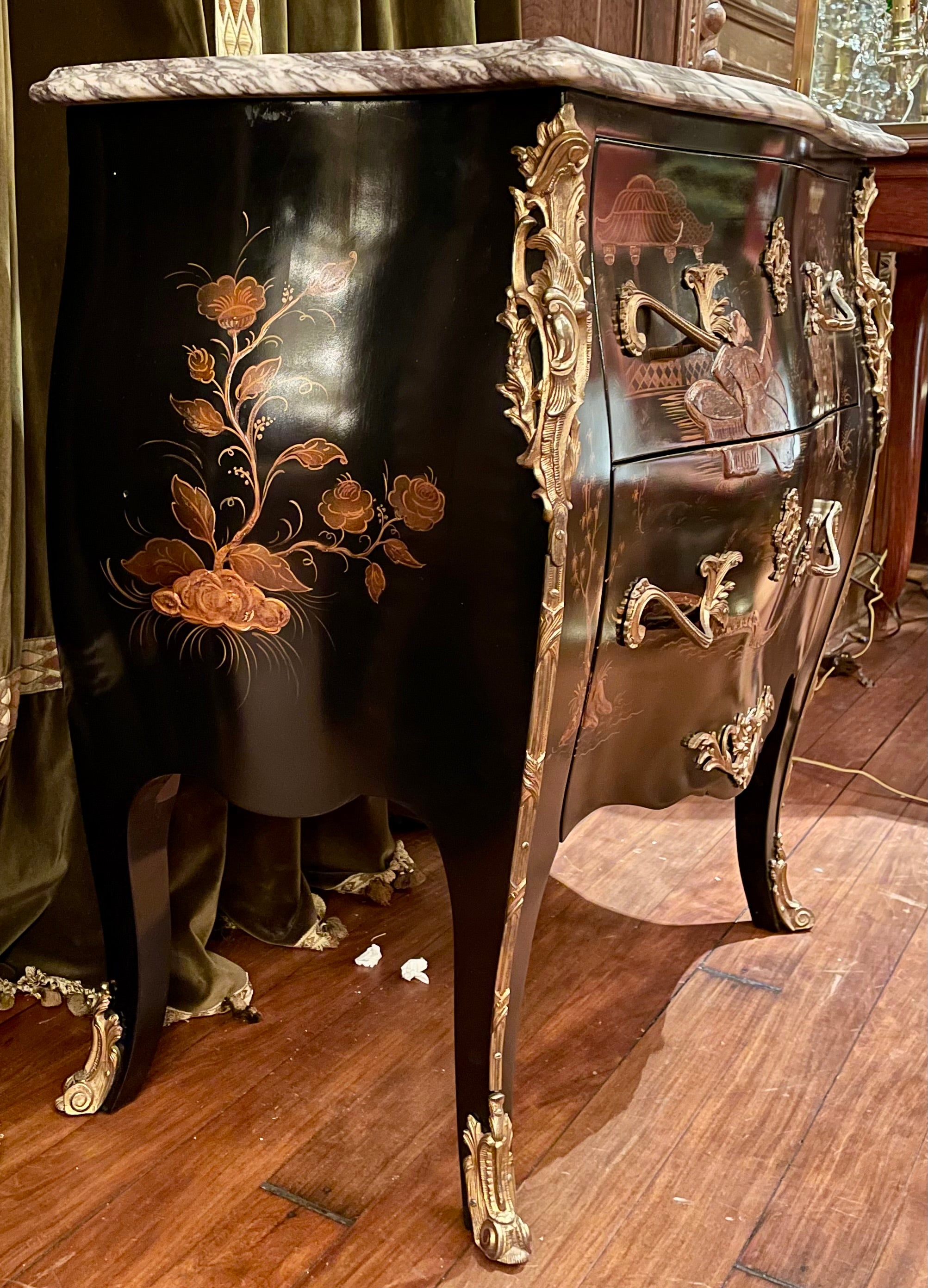 XX secolo Coppia di commodes in lacca con piano in marmo e bronzo dorato, CIRCA 1950 in vendita