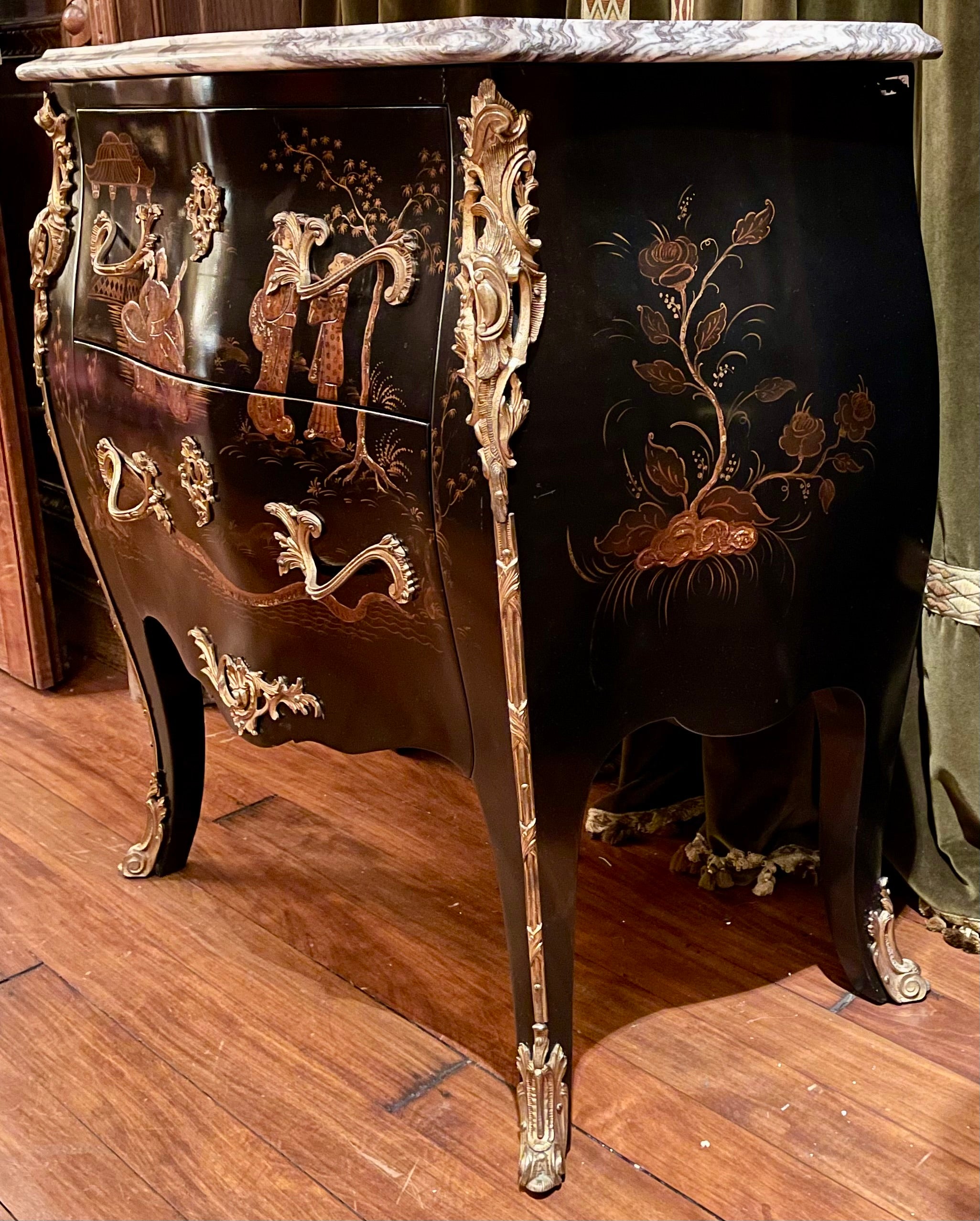 Marmo Coppia di commodes in lacca con piano in marmo e bronzo dorato, CIRCA 1950 in vendita