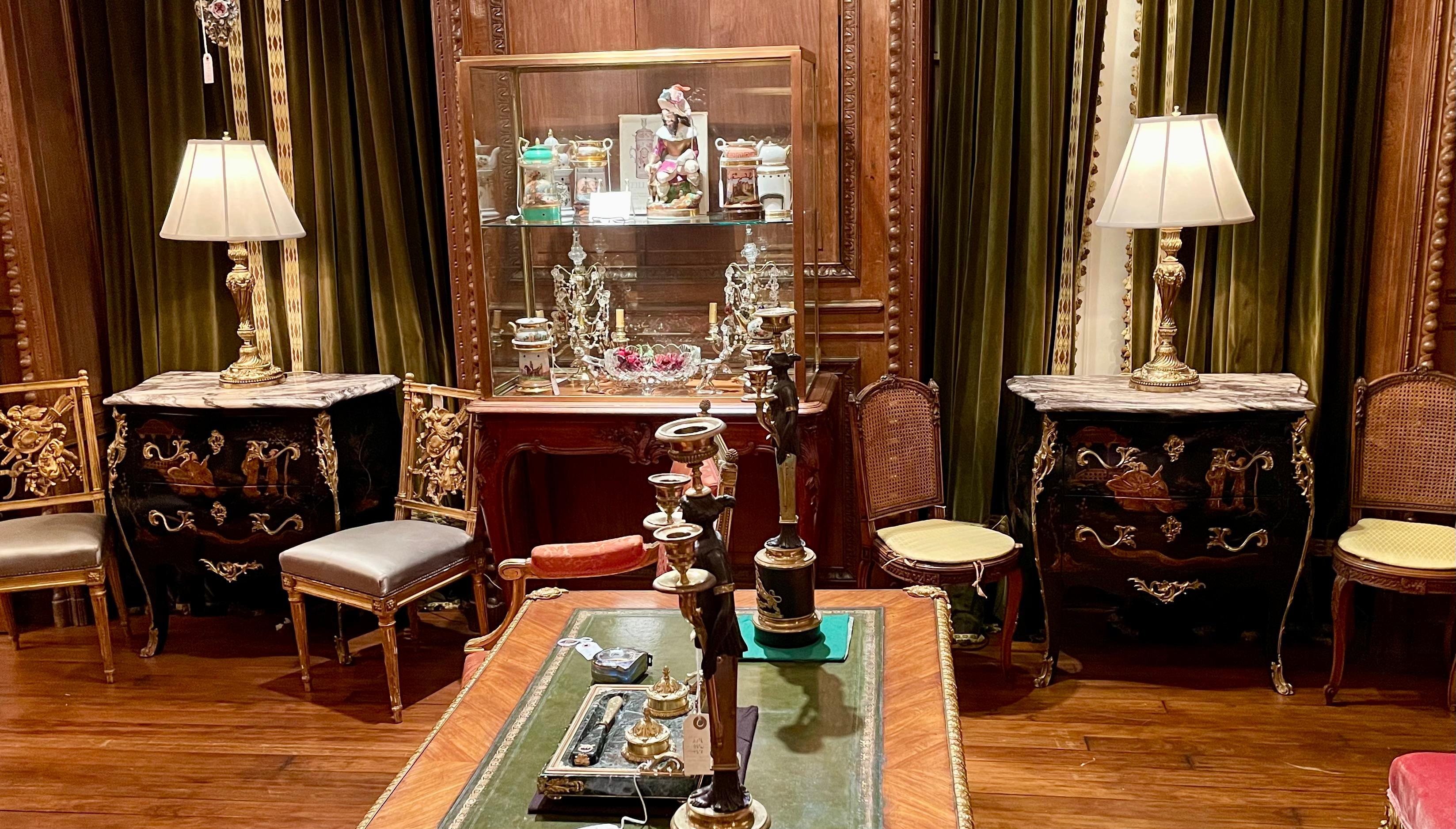 Coppia di commodes in lacca con piano in marmo e bronzo dorato, CIRCA 1950 in vendita 1