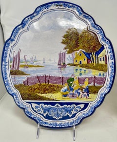 Paire de plaques en porcelaine hollandaise représentant une scène côtière peinte en bleu de Delft, vers les années 1930