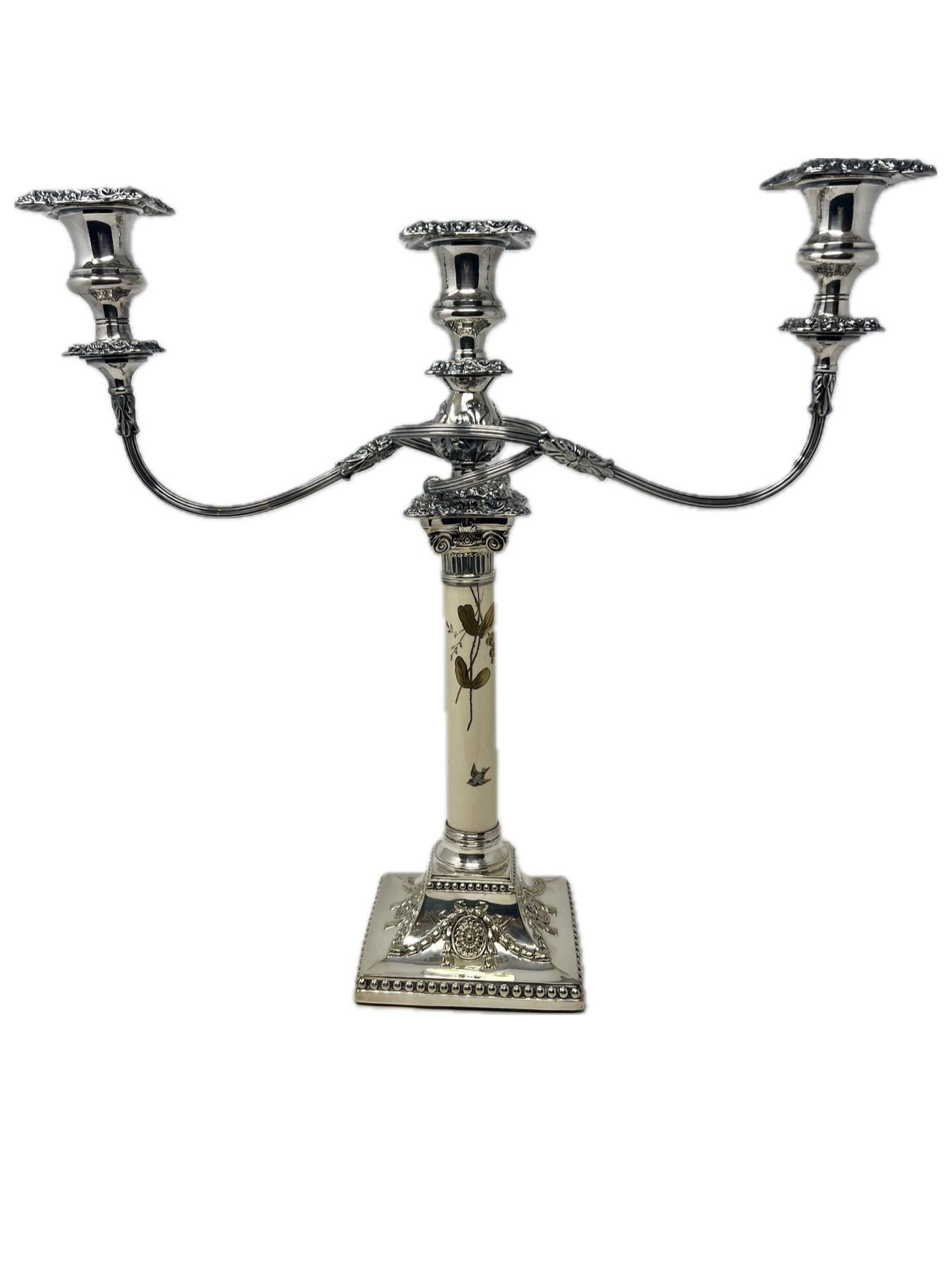 Paire de chandeliers en argent plaqué du mouvement esthétique anglais, vers 1950-1960.