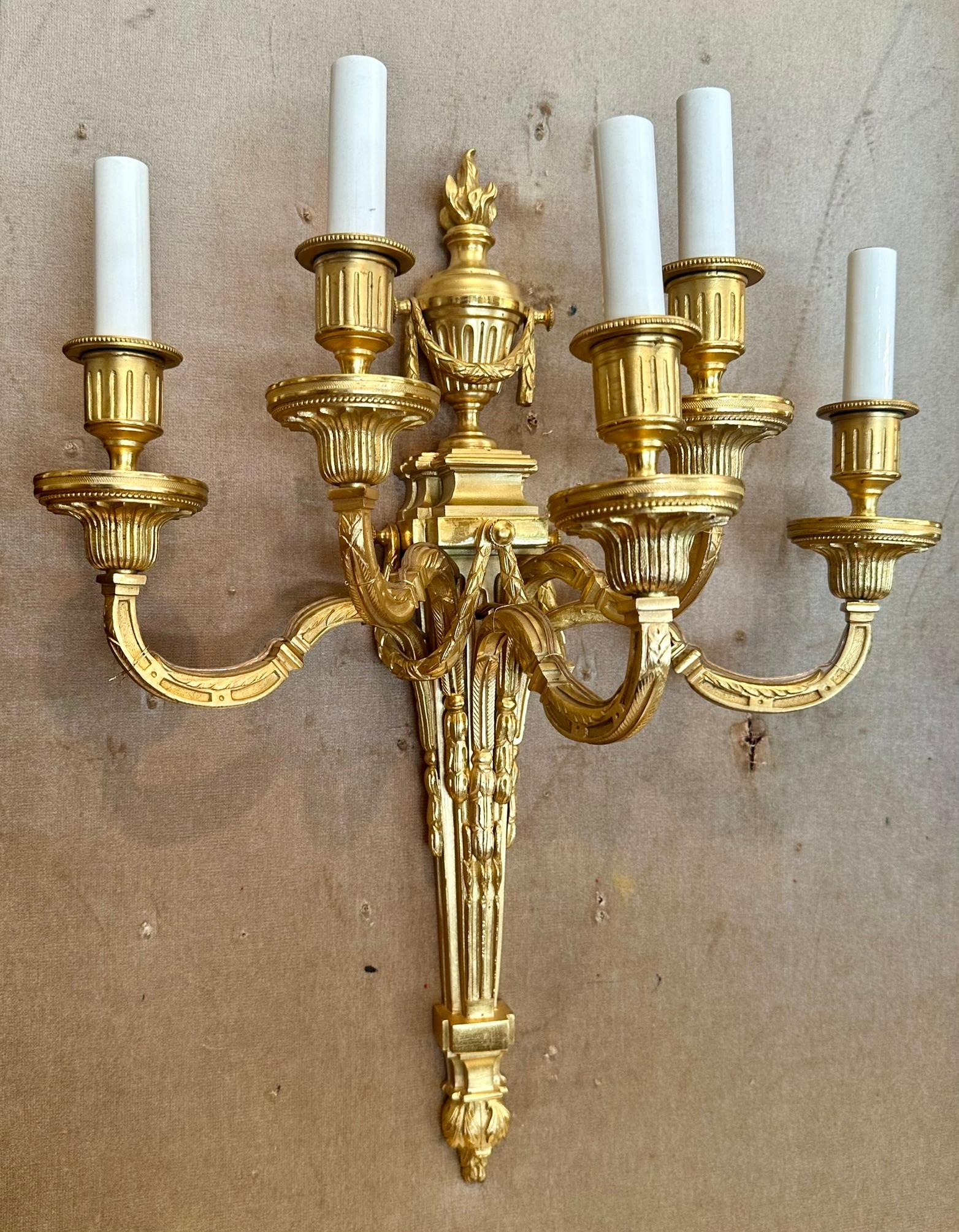 Coppia di lampade a cinque luci in bronzo D'Ore, circa 1940-1950.