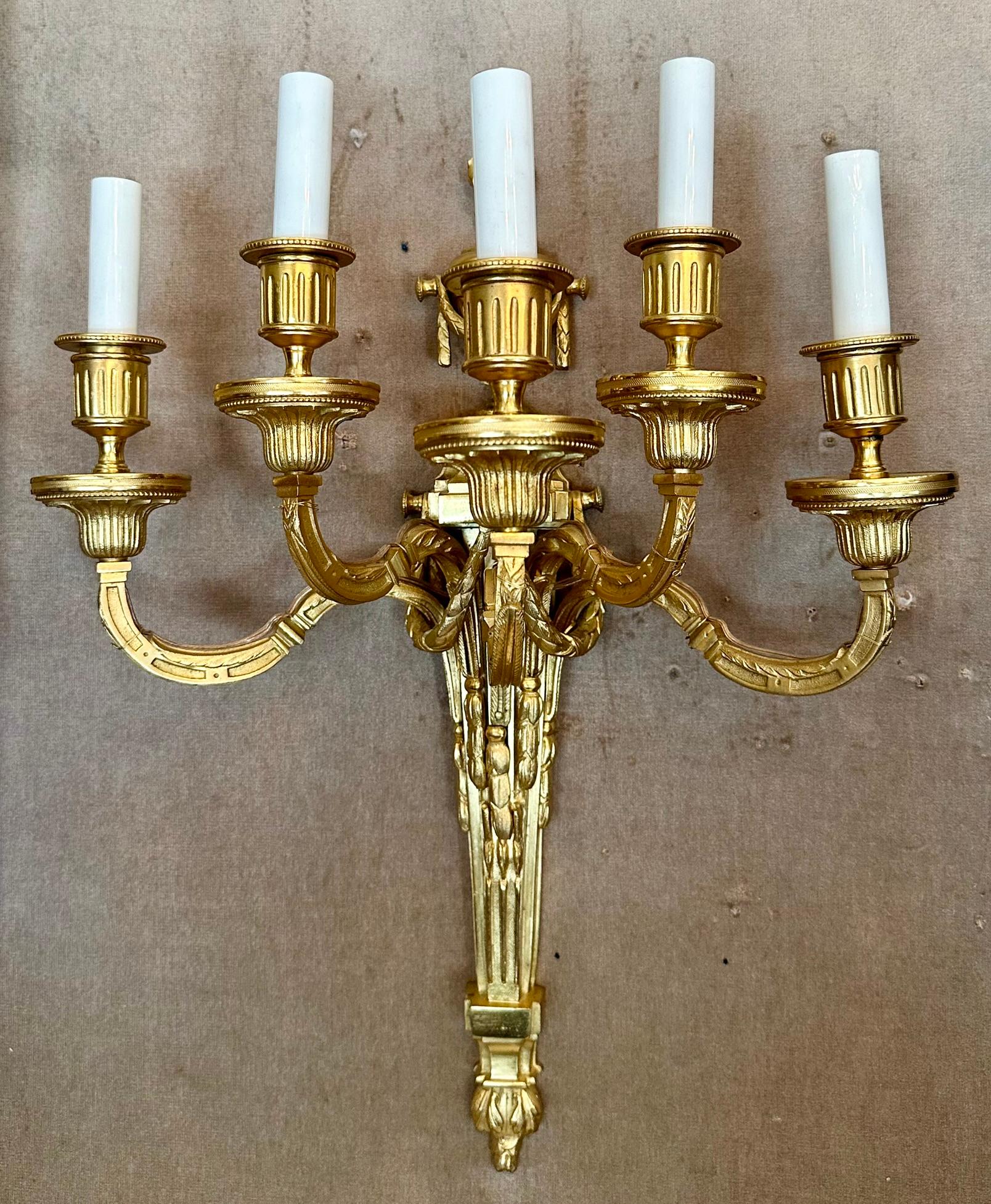 Francese Coppia di lampade da parete a cinque luci in bronzo francese D'Ore, circa 1940-1950. in vendita