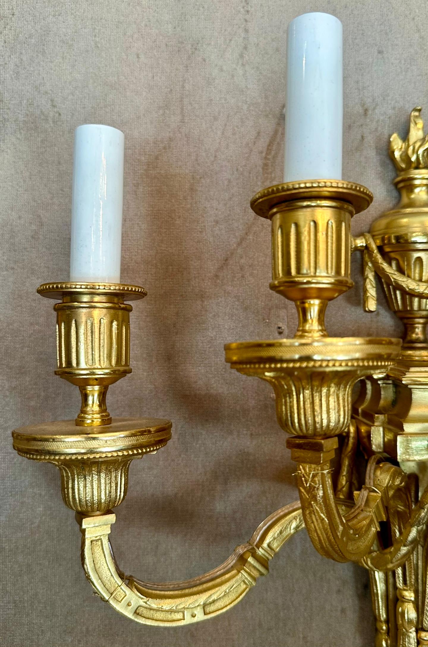 XX secolo Coppia di lampade da parete a cinque luci in bronzo francese D'Ore, circa 1940-1950. in vendita