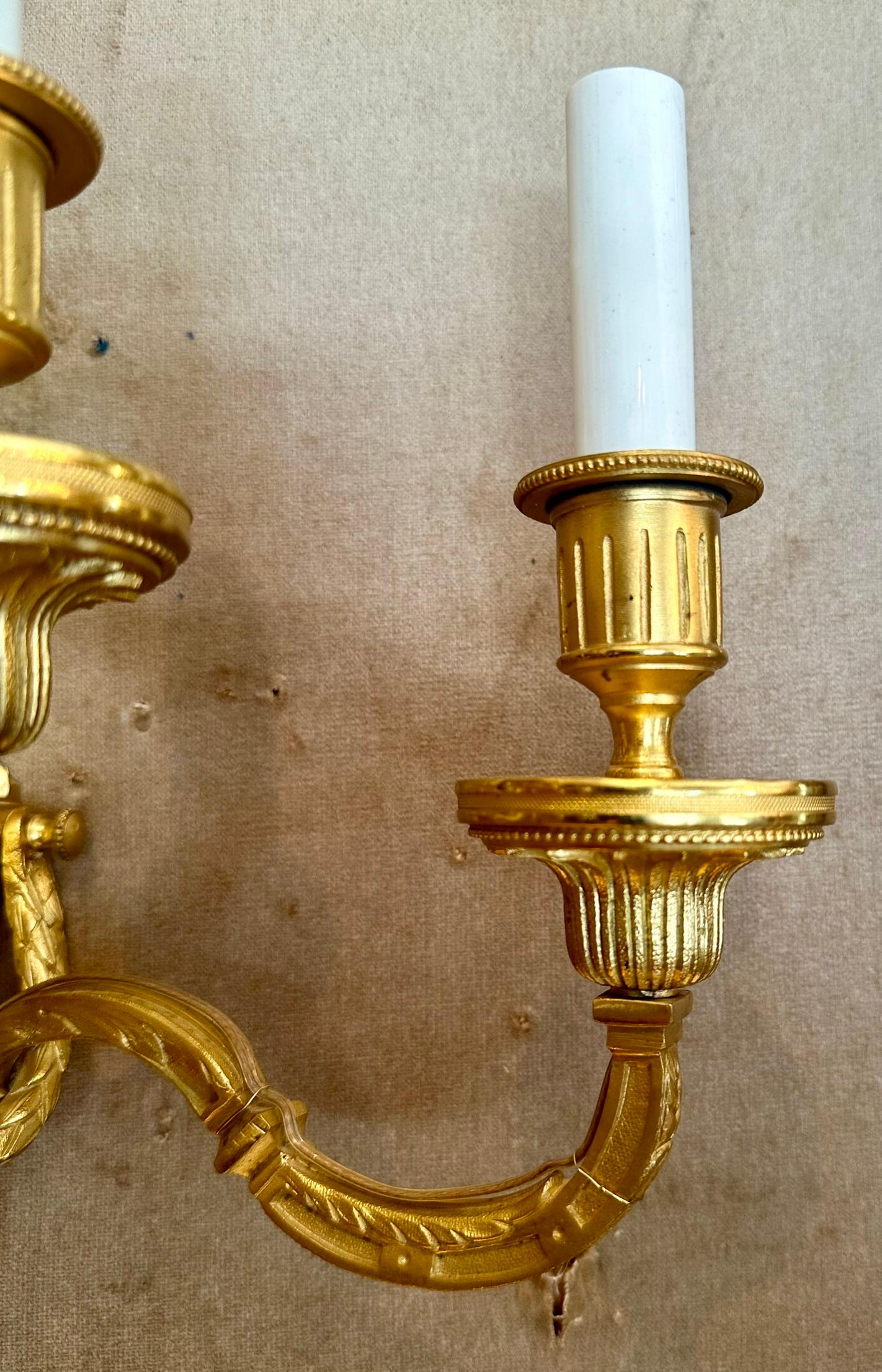 Bronzo Coppia di lampade da parete a cinque luci in bronzo francese D'Ore, circa 1940-1950. in vendita