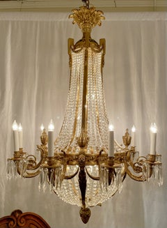 Paar französische Kronleuchter aus geschliffenem Kristall und Goldbronze-Bronze aus dem Nachlass, ca. 1940-1950.