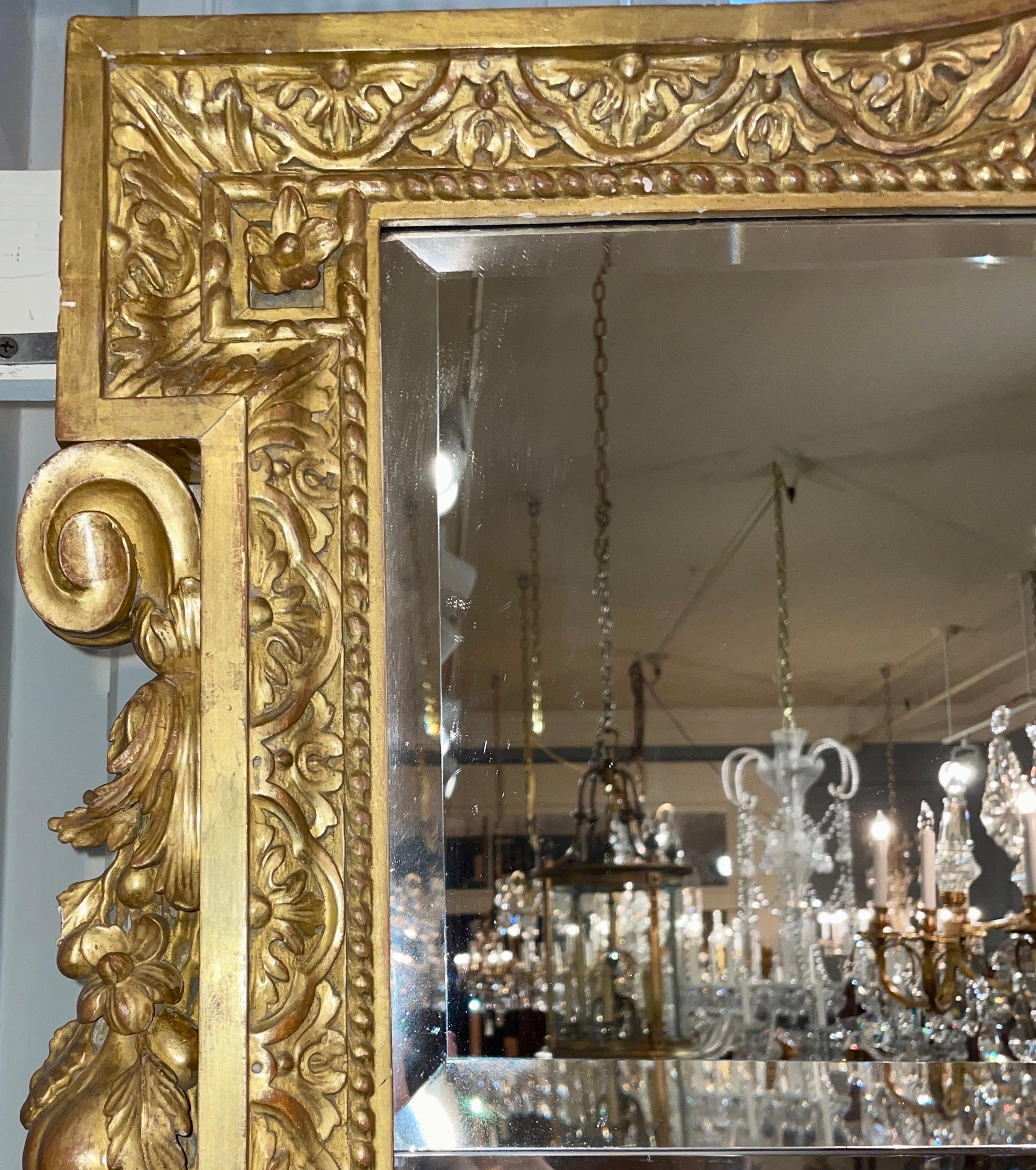 Paar französische Louis-XVI-Spiegel aus vergoldetem Holz mit abgeschrägten Spiegeln, um 1940. (Louis XVI.) im Angebot