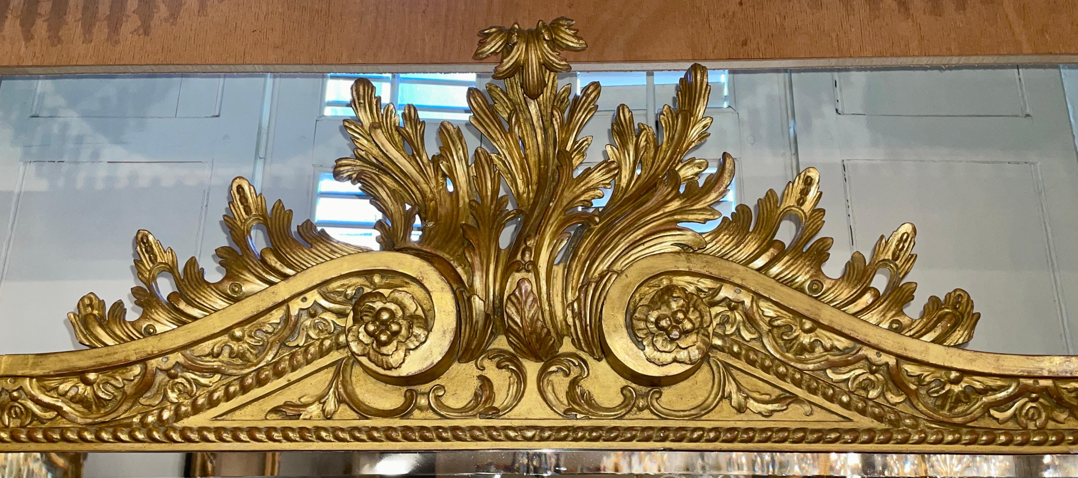 Paar französische Louis-XVI-Spiegel aus vergoldetem Holz mit abgeschrägten Spiegeln, um 1940. (Französisch) im Angebot