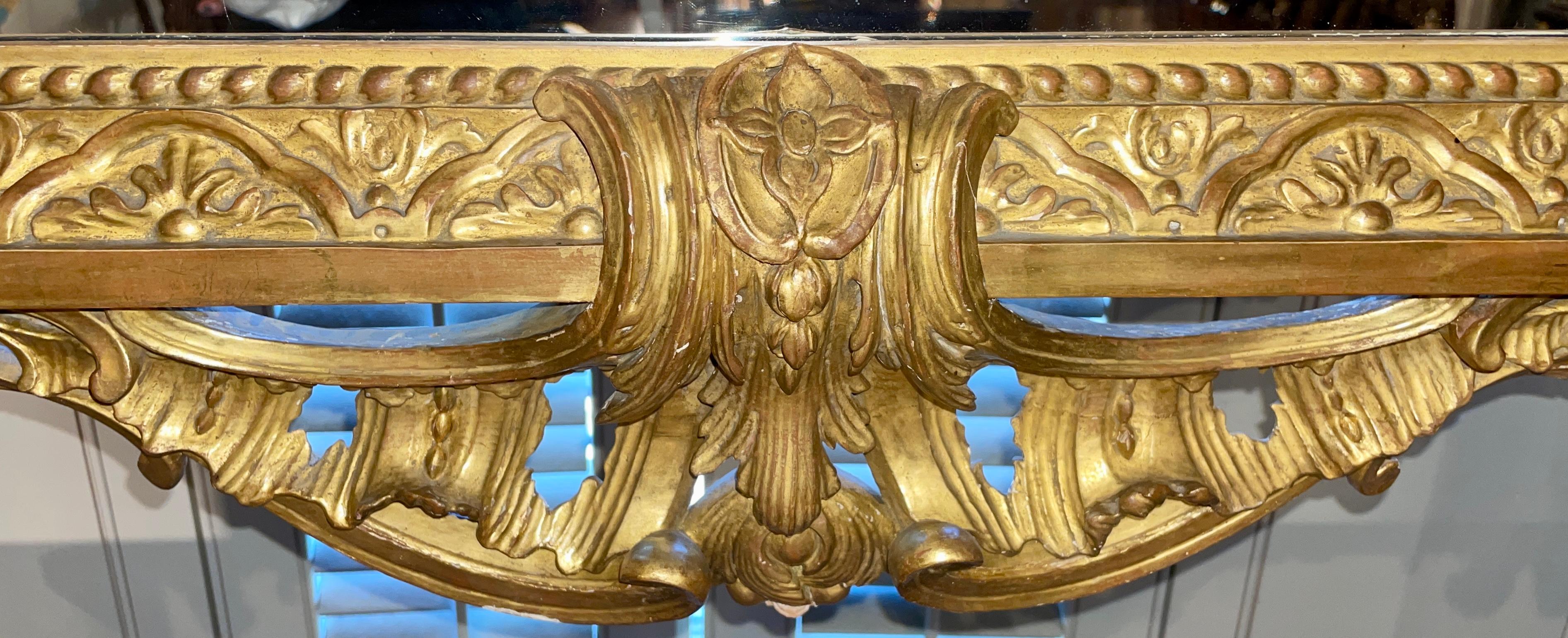 Paar französische Louis-XVI-Spiegel aus vergoldetem Holz mit abgeschrägten Spiegeln, um 1940. (Abgeschrägt) im Angebot