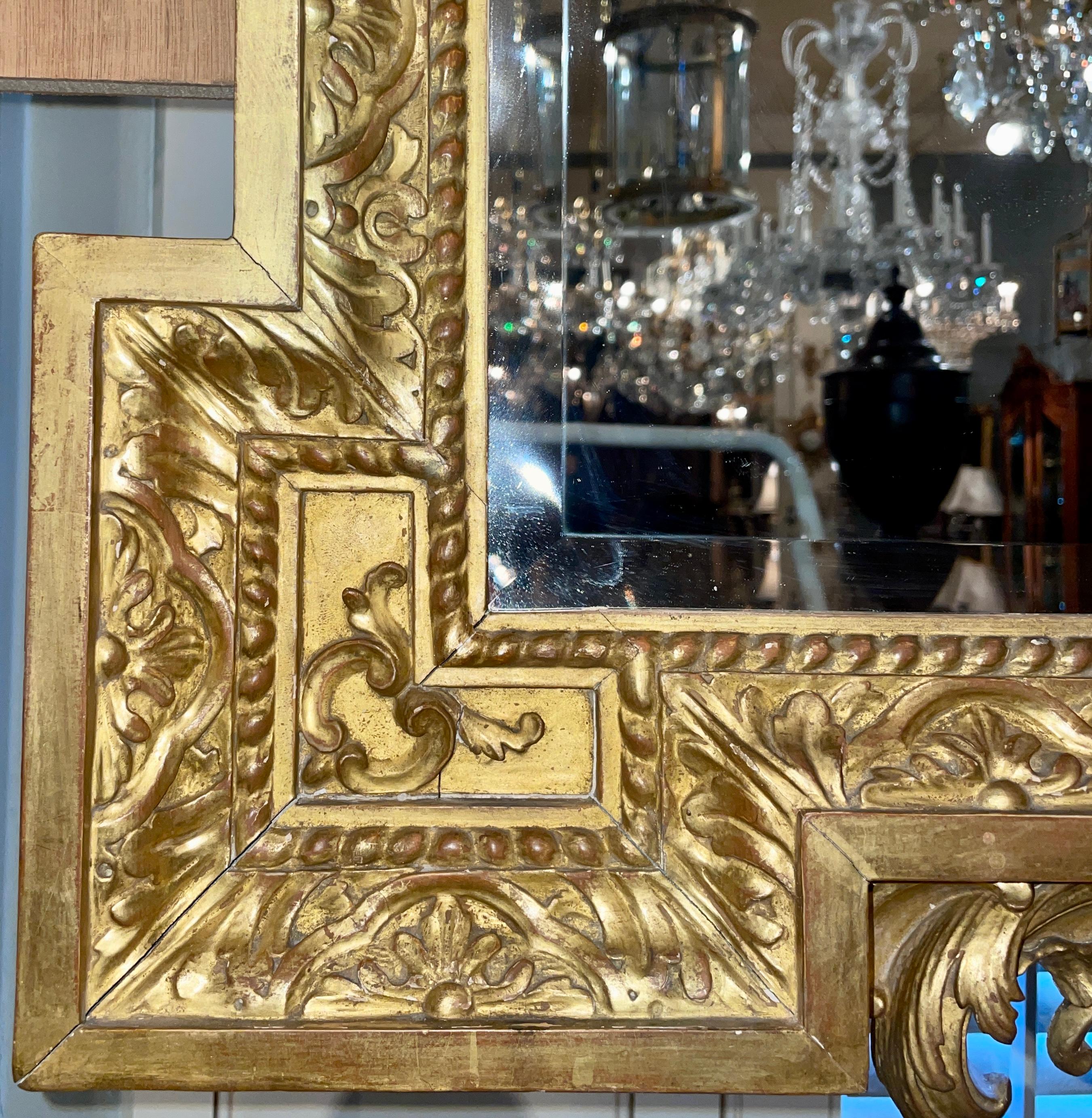 Paire de miroirs biseautés en bois doré de style Louis XVI, vers 1940. Bon état - En vente à New Orleans, LA