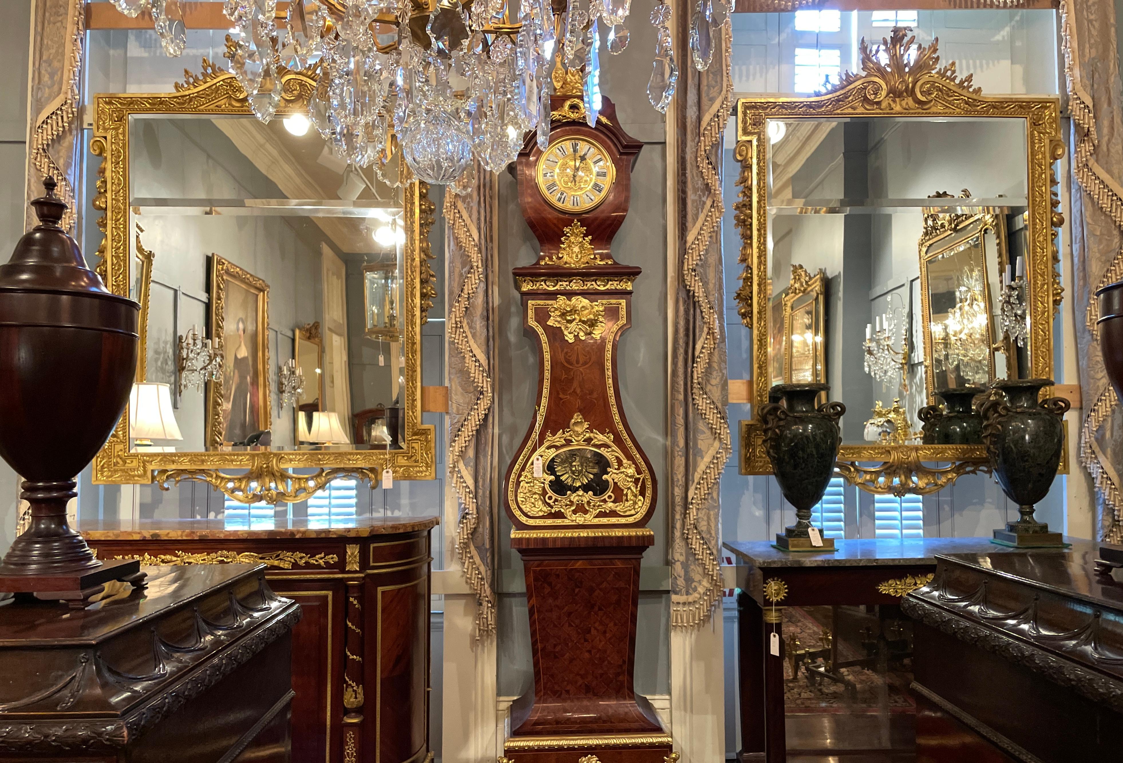 20ième siècle Paire de miroirs biseautés en bois doré de style Louis XVI, vers 1940. en vente
