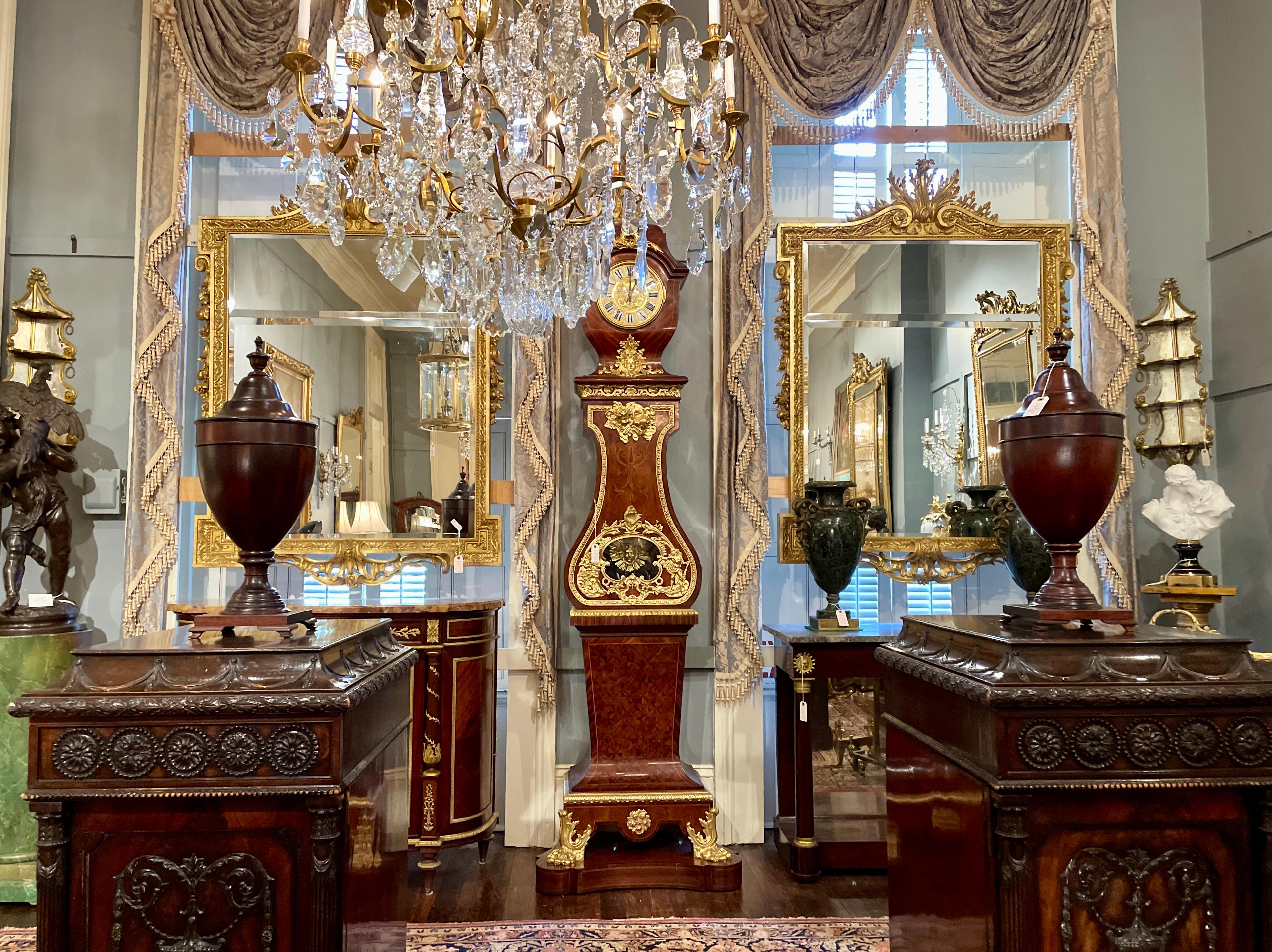 Bois doré Paire de miroirs biseautés en bois doré de style Louis XVI, vers 1940. en vente