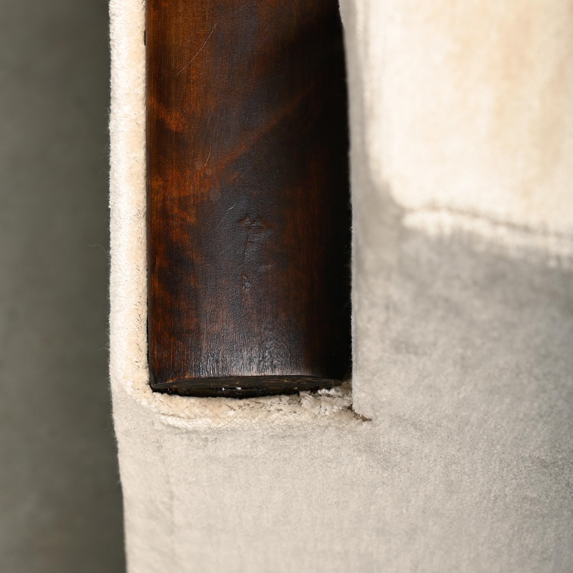 Paire de fauteuils Art déco européens en velours Première moitié du 20e siècle en vente 11