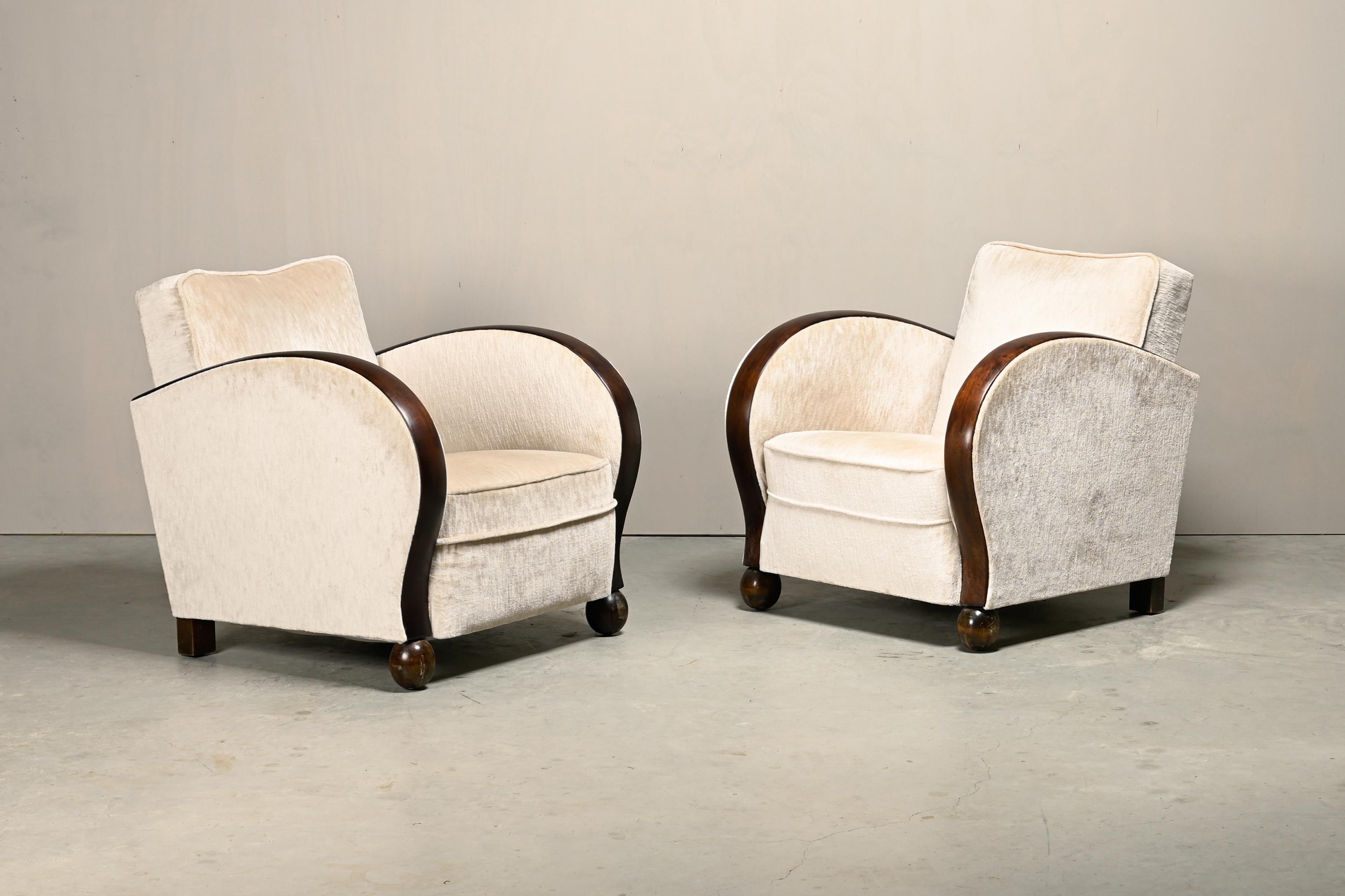 Fauteuils Art déco de caractère avec accoudoirs incurvés et revêtement en velours. Les chaises ont une assise confortable et profonde. Bon état d'origine avec des signes d'usure normaux. En raison de l'âge du tissu, il est recommandé de le