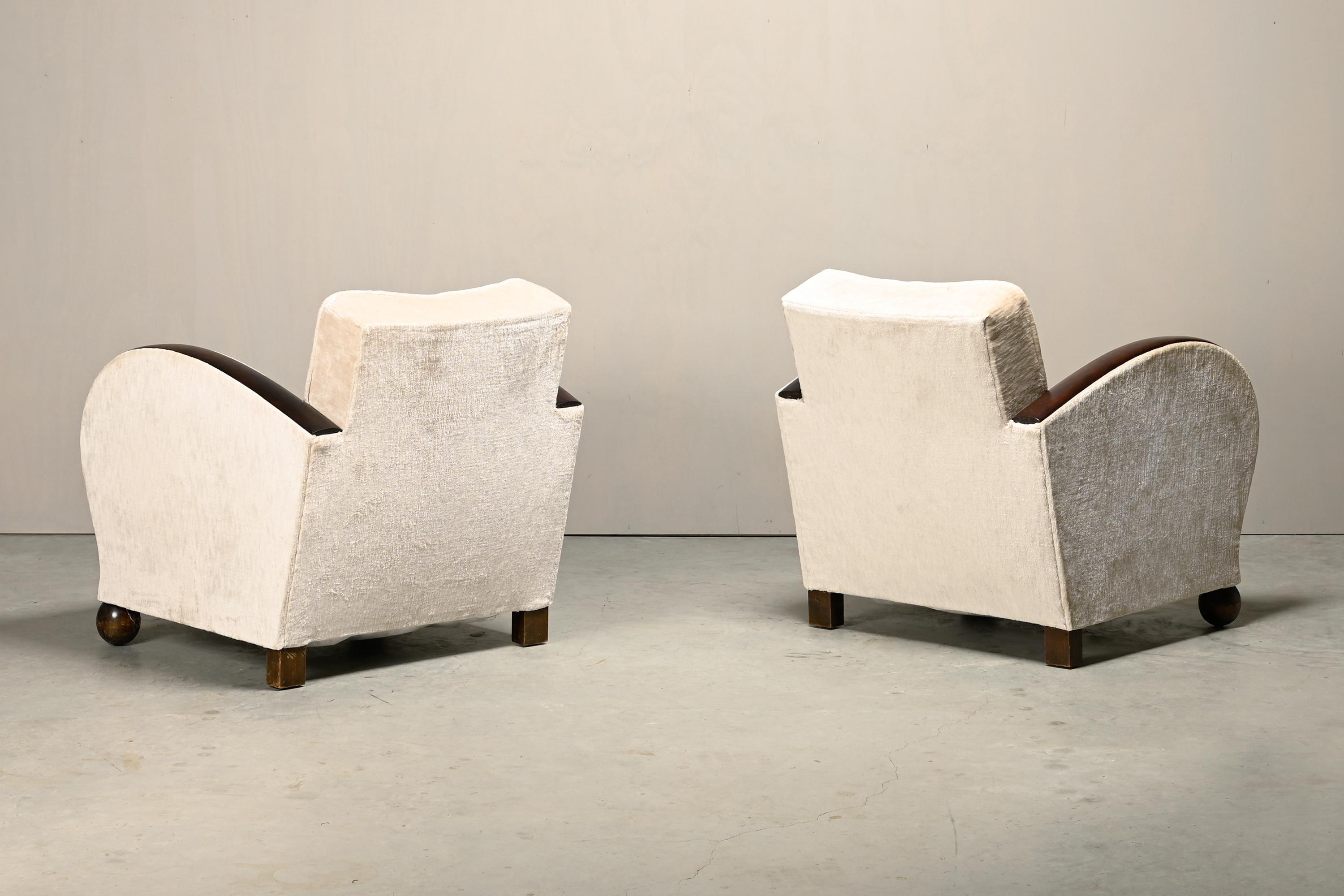Européen Paire de fauteuils Art déco européens en velours Première moitié du 20e siècle en vente