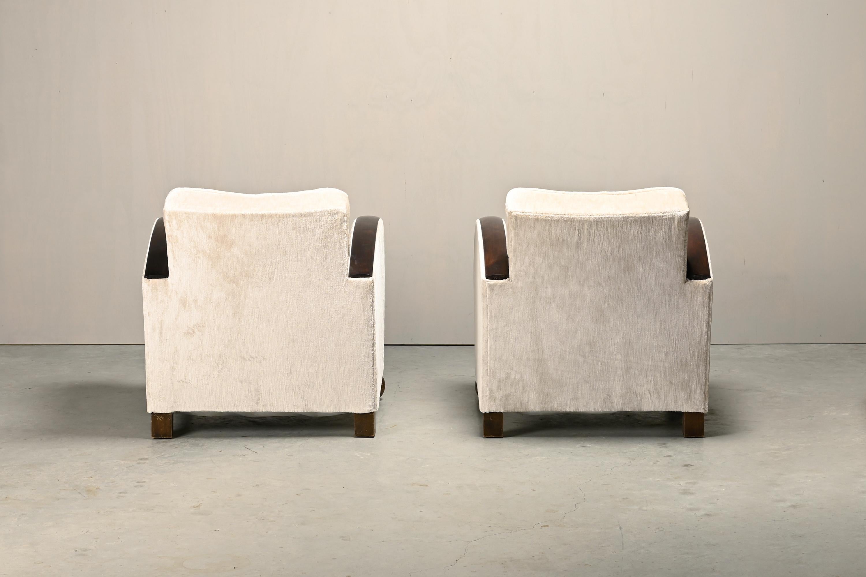 Paire de fauteuils Art déco européens en velours Première moitié du 20e siècle Bon état - En vente à Amsterdam, NL