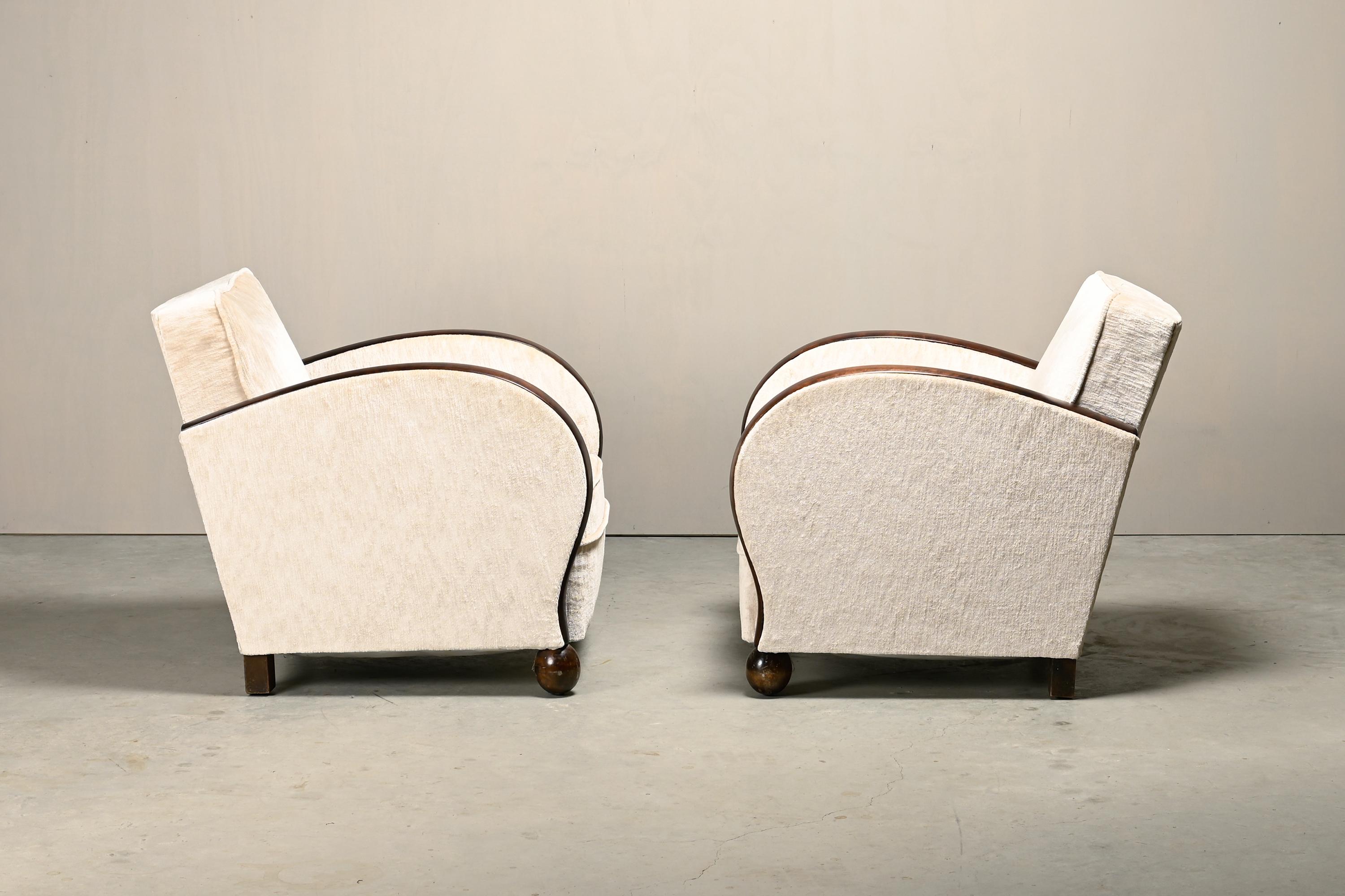 20ième siècle Paire de fauteuils Art déco européens en velours Première moitié du 20e siècle en vente