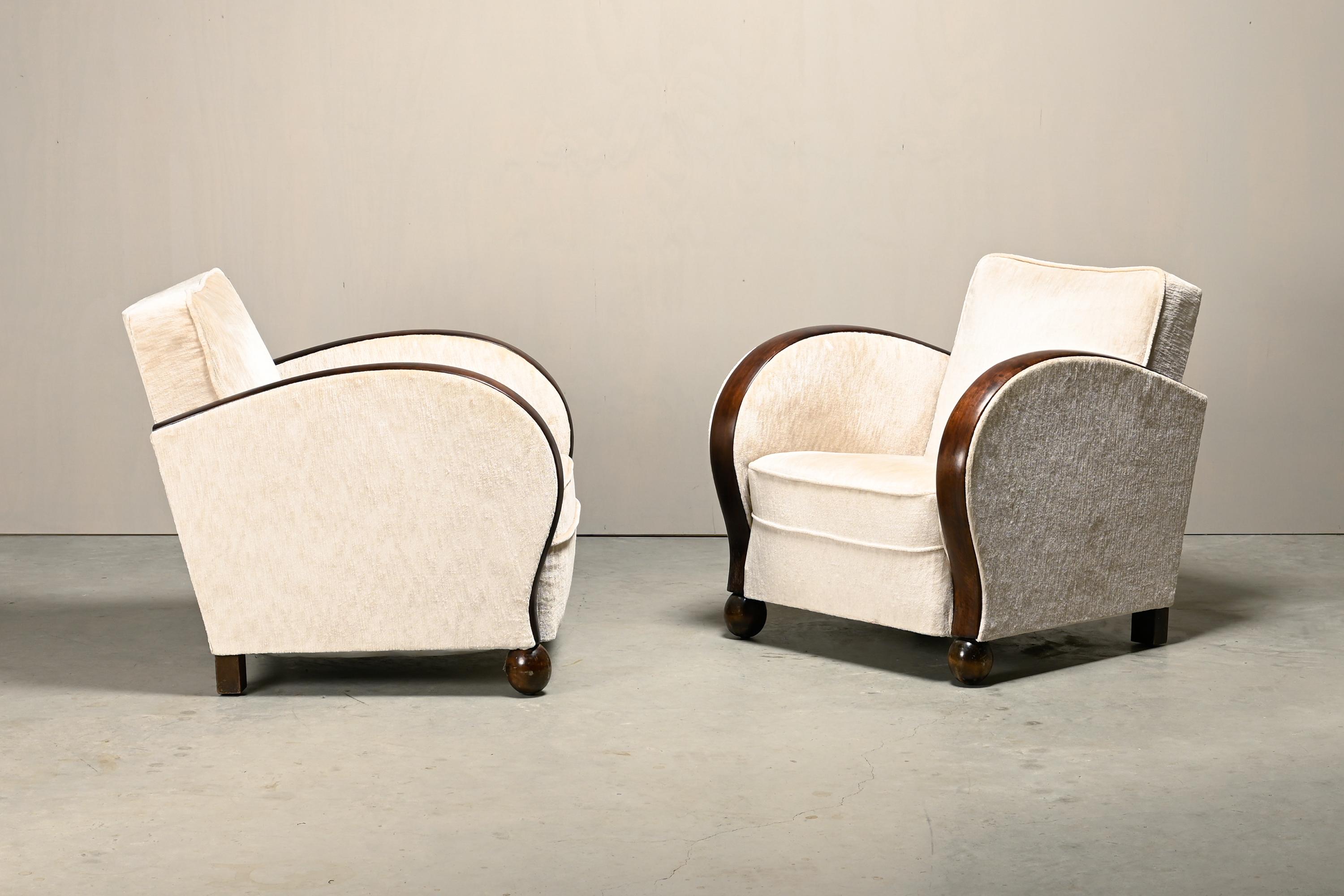 Velours Paire de fauteuils Art déco européens en velours Première moitié du 20e siècle en vente