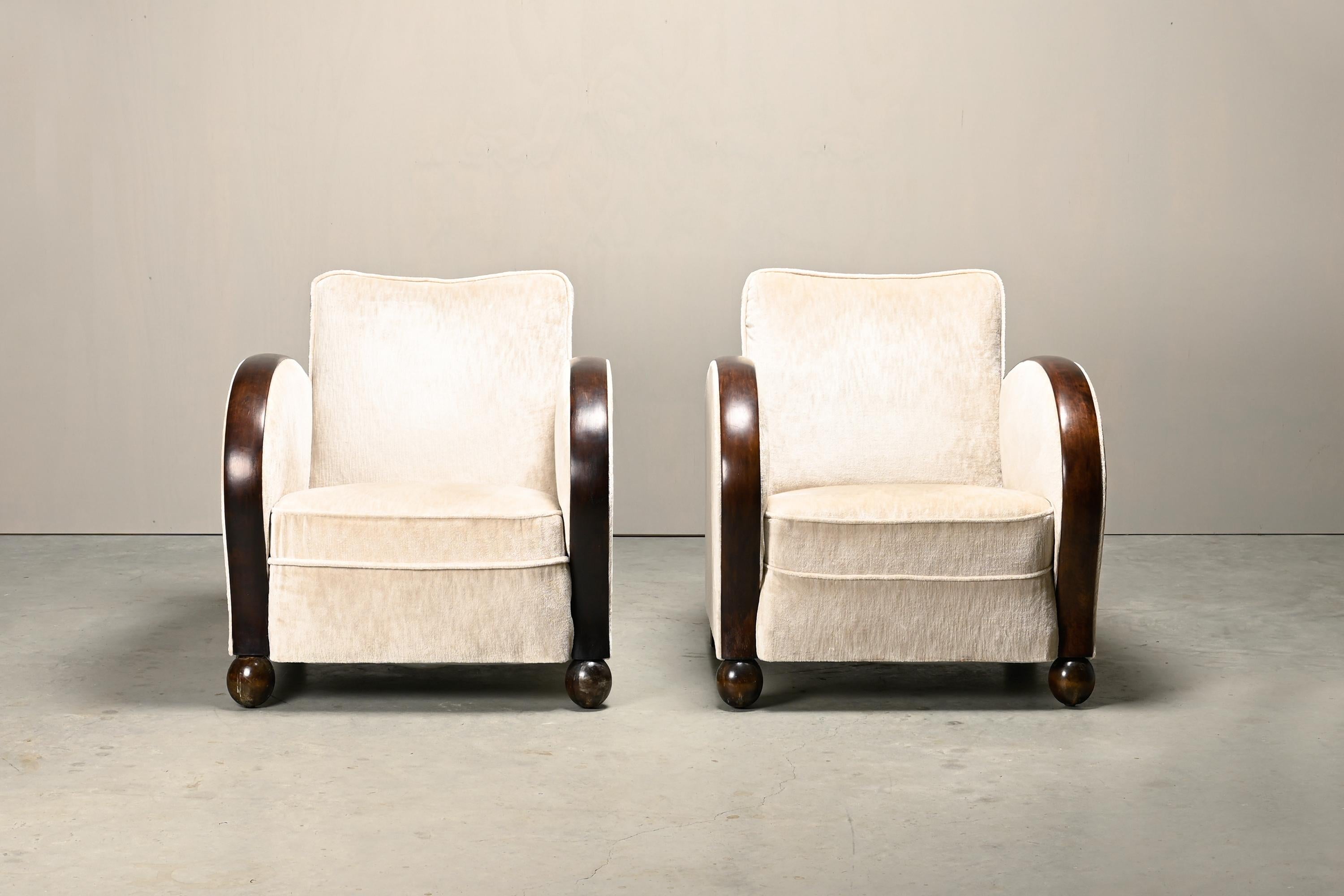 Paire de fauteuils Art déco européens en velours Première moitié du 20e siècle en vente 1