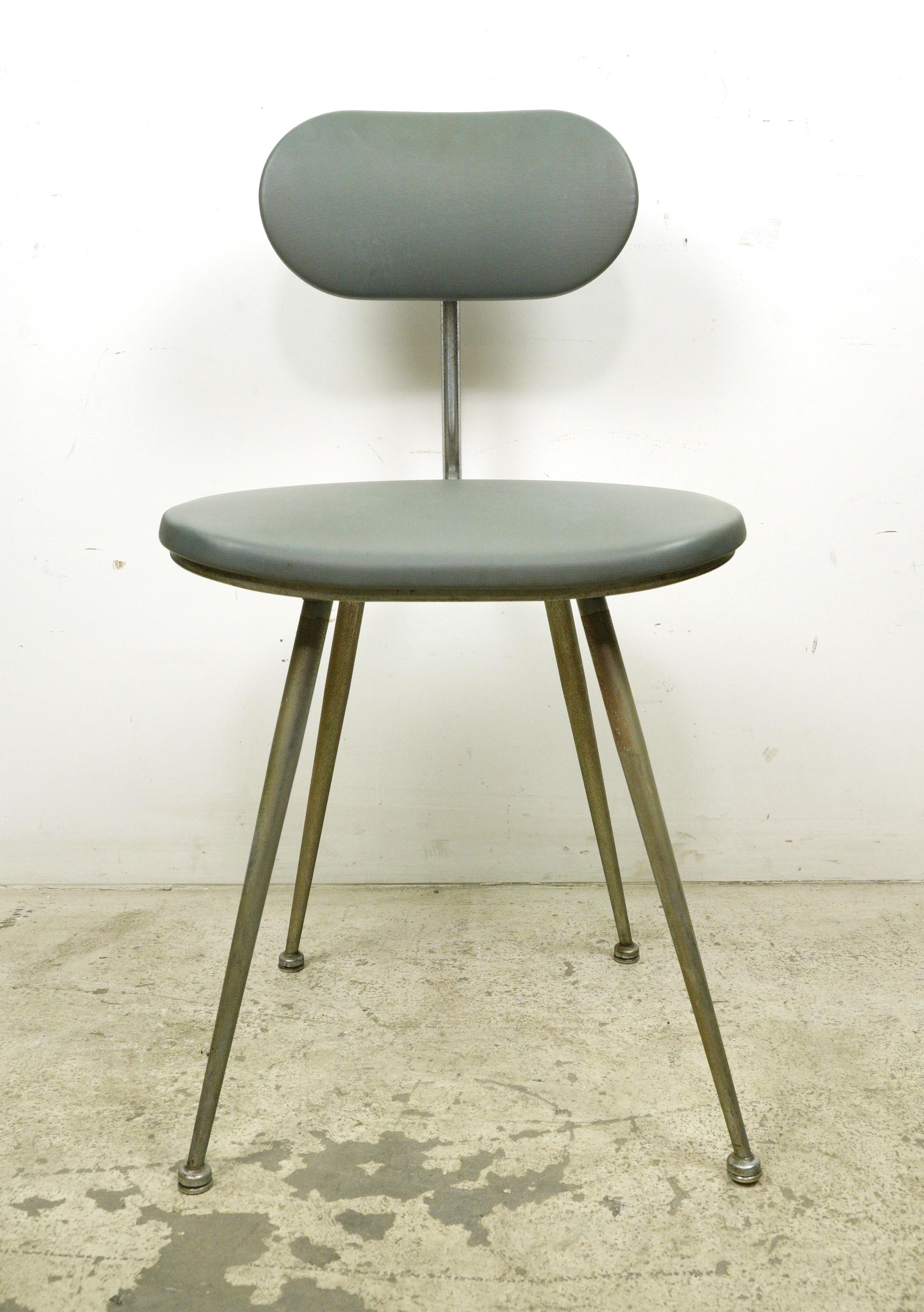 Paire de chaises européennes Brevets Steel mi-siècle moderne en vente 4