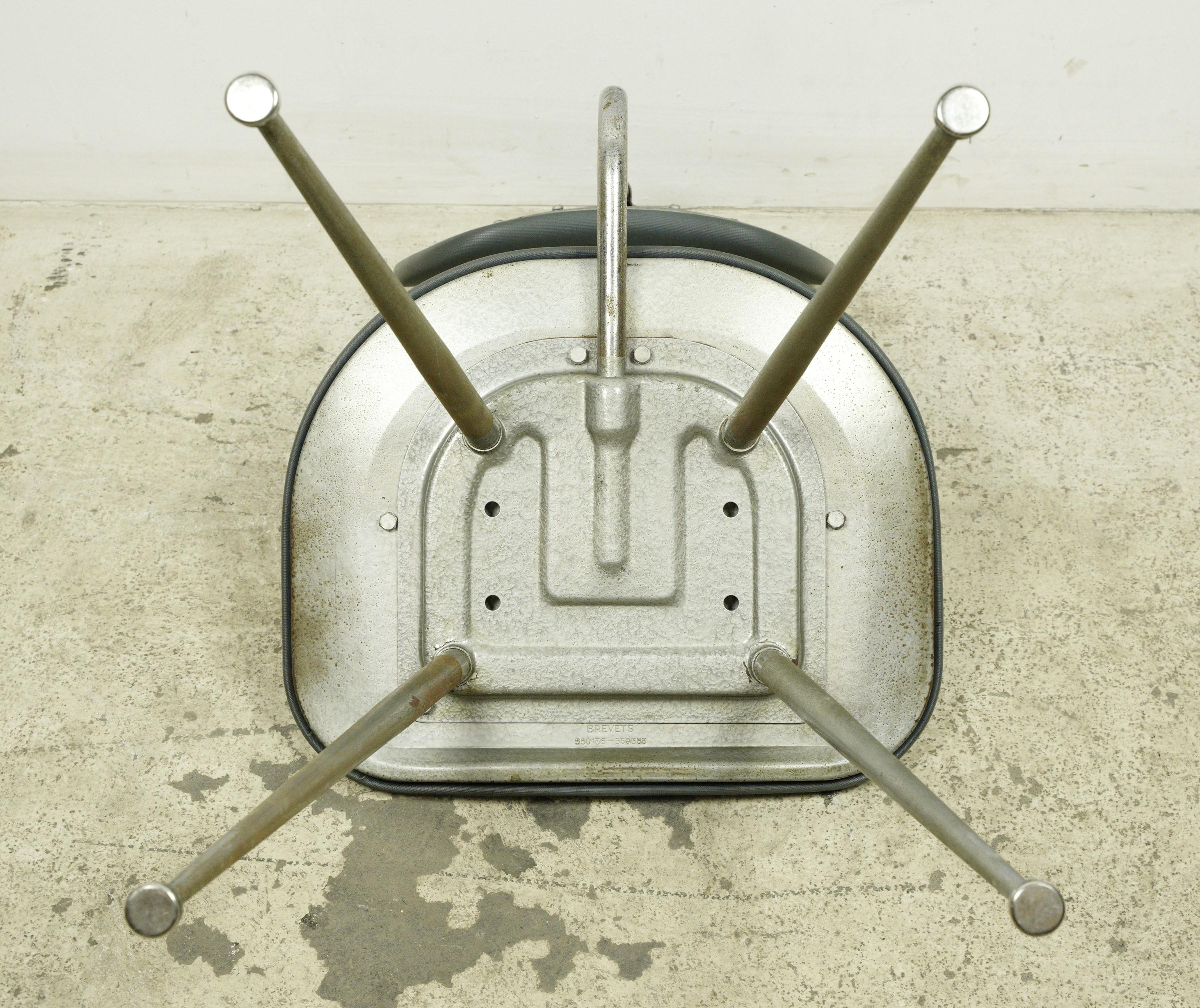 Paar europäische Brevets Stahlstühle Mid-Century Modern Stühle im Angebot 6