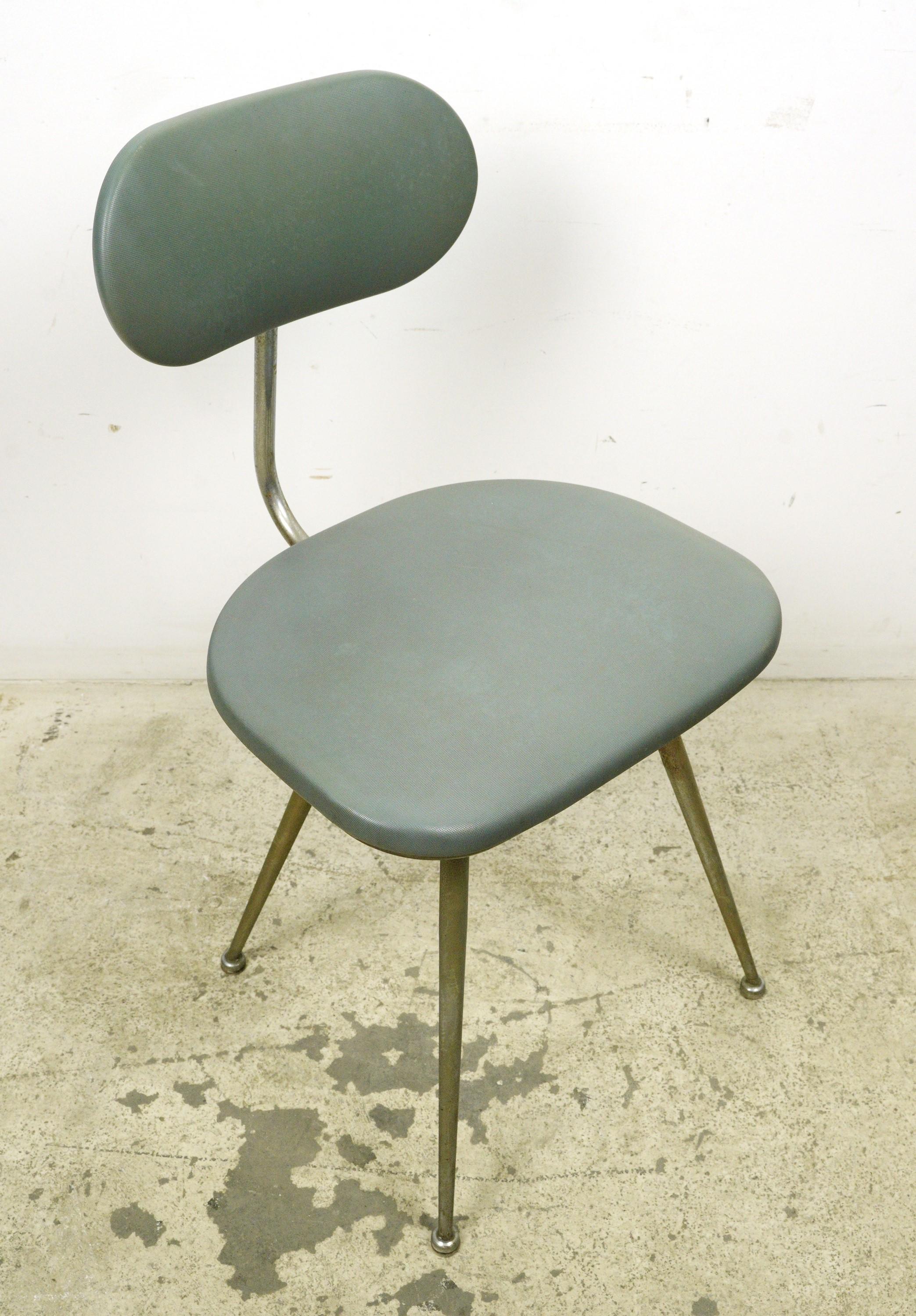 Paire de chaises européennes Brevets Steel mi-siècle moderne en vente 8