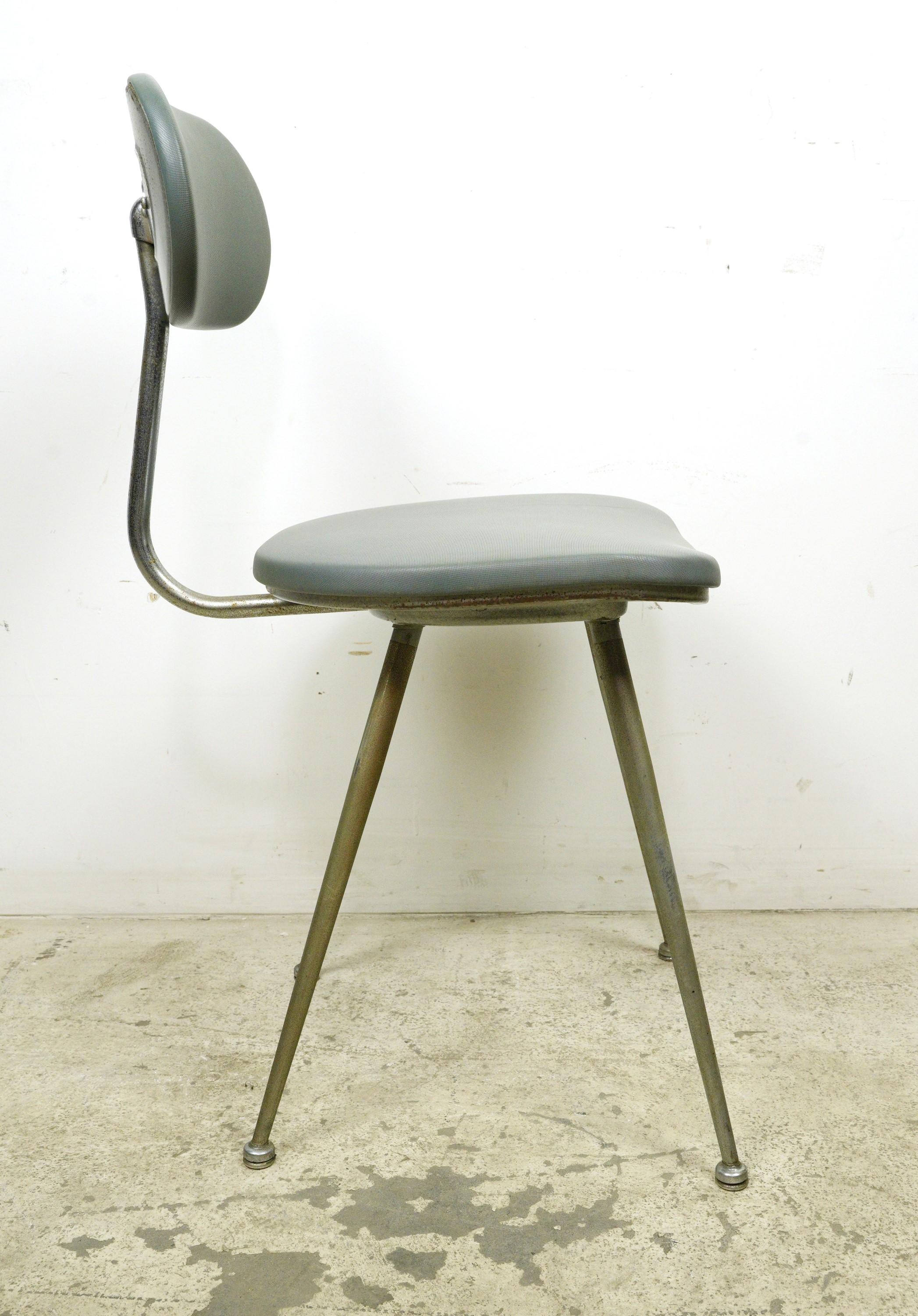 Paire de chaises européennes Brevets Steel mi-siècle moderne en vente 9