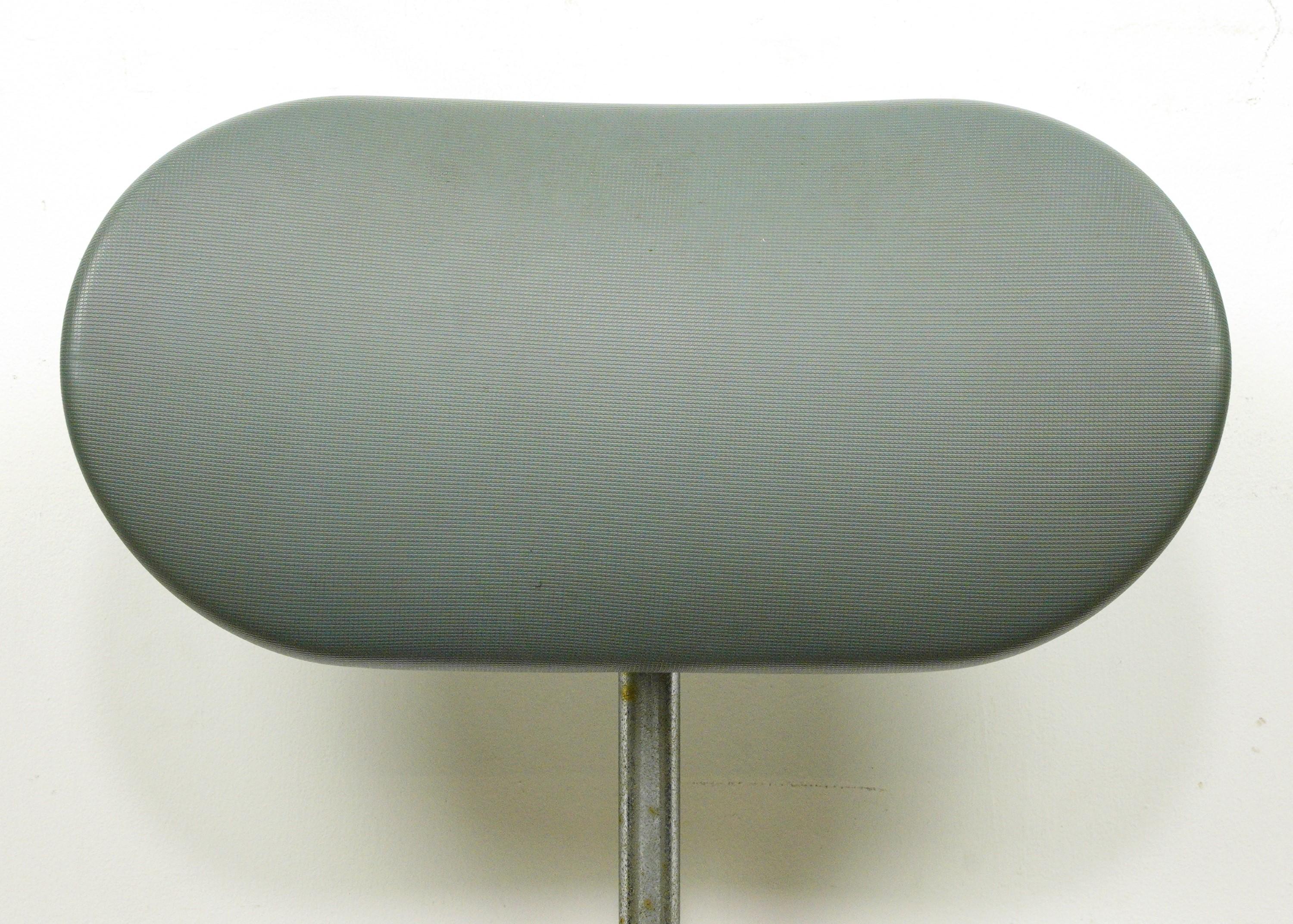 Belge Paire de chaises européennes Brevets Steel mi-siècle moderne en vente