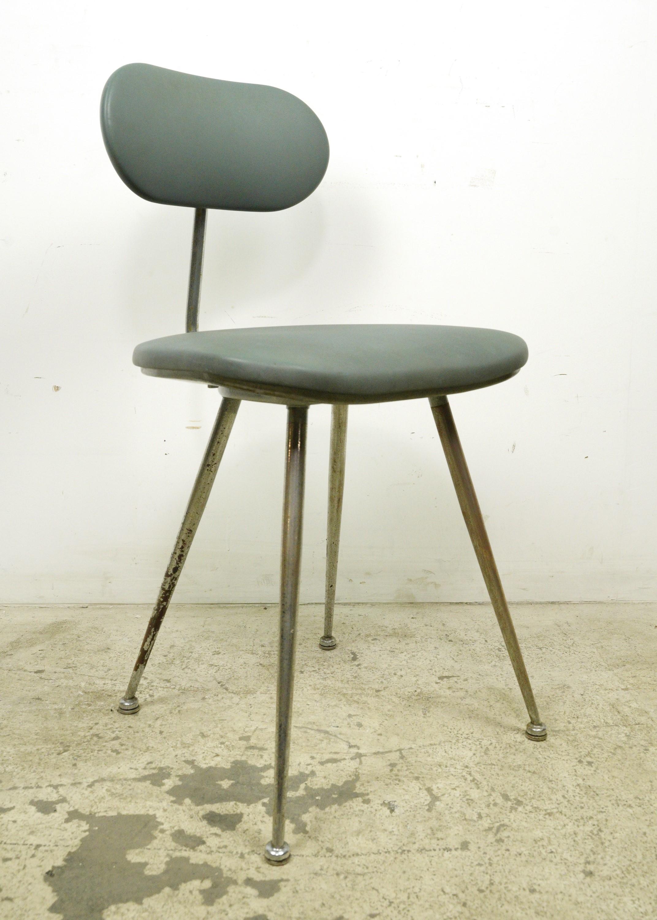 Paar europäische Brevets Stahlstühle Mid-Century Modern Stühle im Zustand „Relativ gut“ im Angebot in New York, NY