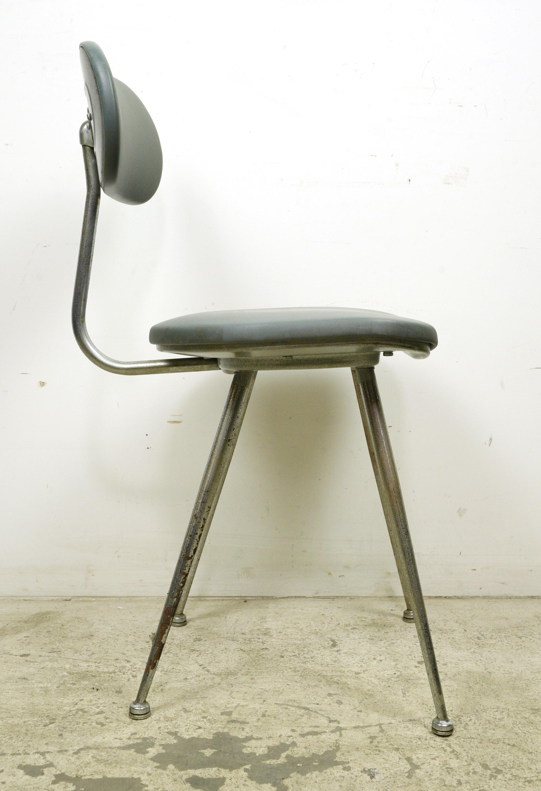 Paar europäische Brevets Stahlstühle Mid-Century Modern Stühle im Angebot 1