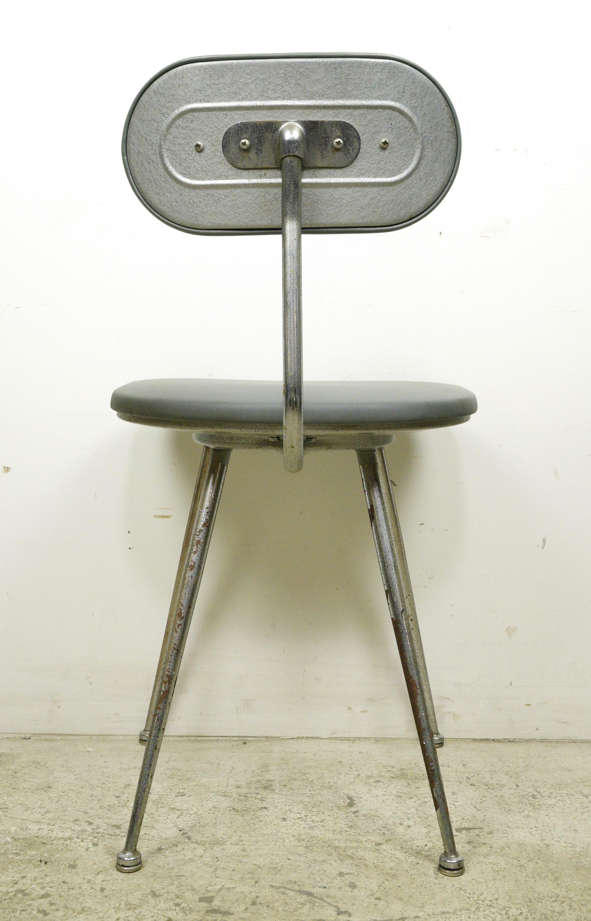 Paire de chaises européennes Brevets Steel mi-siècle moderne en vente 2