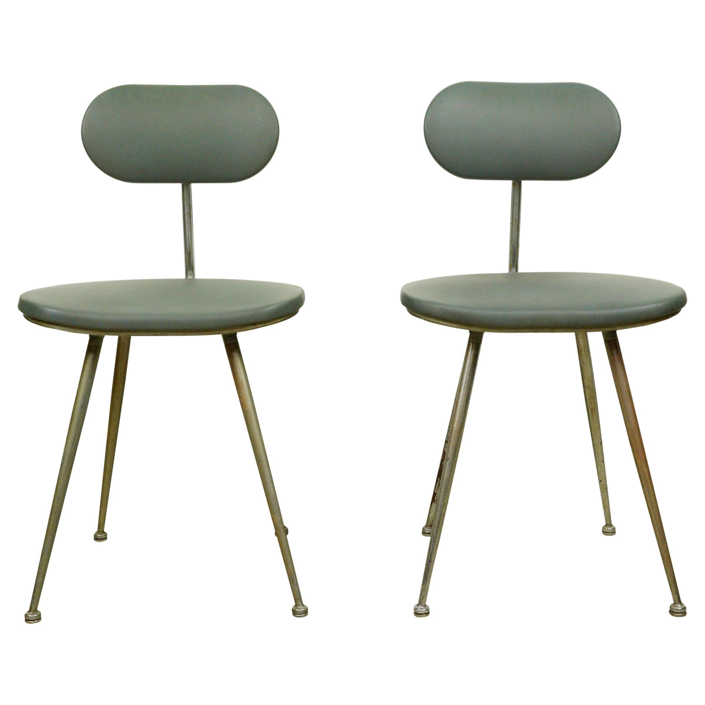 Paar europäische Brevets Stahlstühle Mid-Century Modern Stühle im Angebot