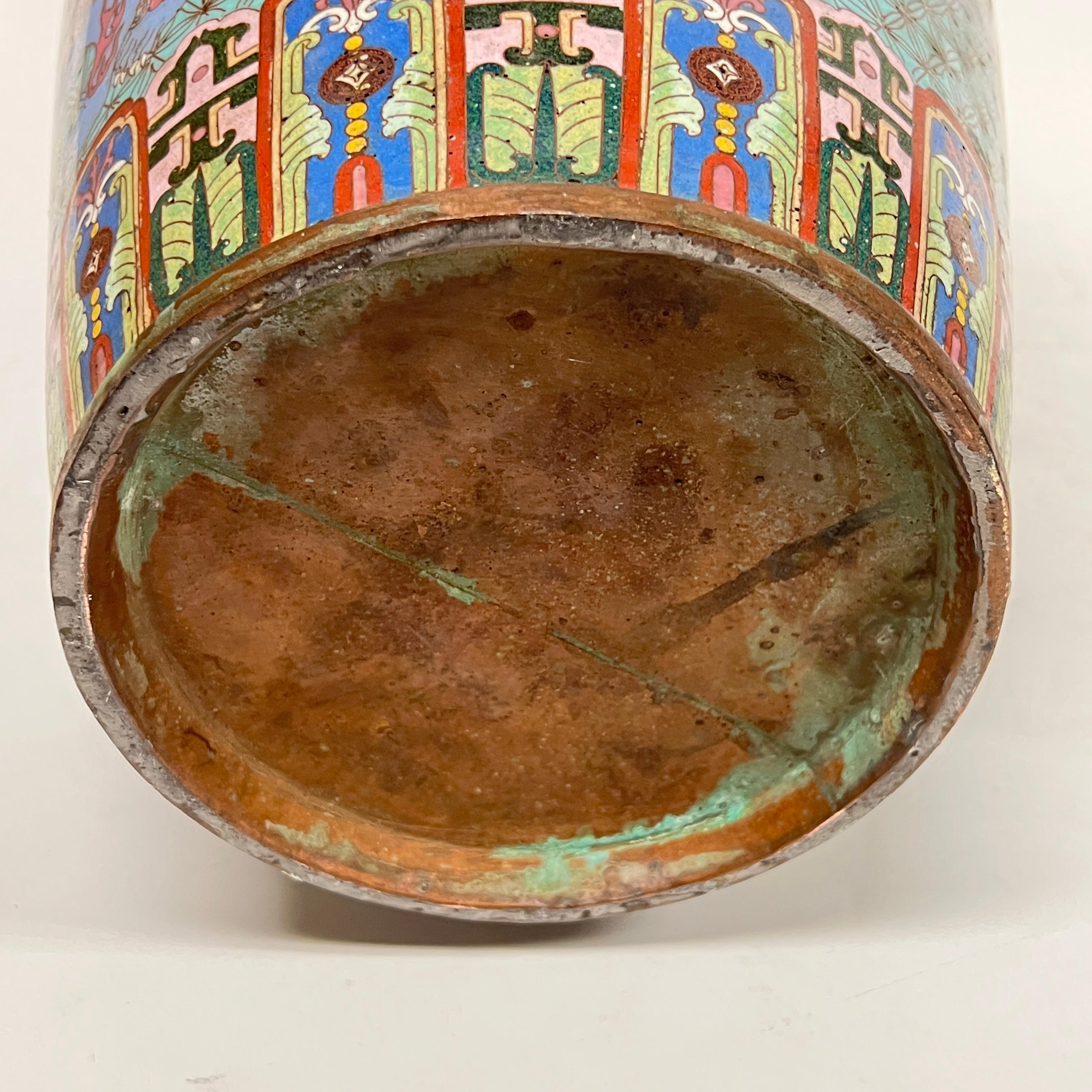 Coppia di eccezionali vasi antichi giapponesi del periodo Meiji in metallo smaltato a cloisonne in vendita 3