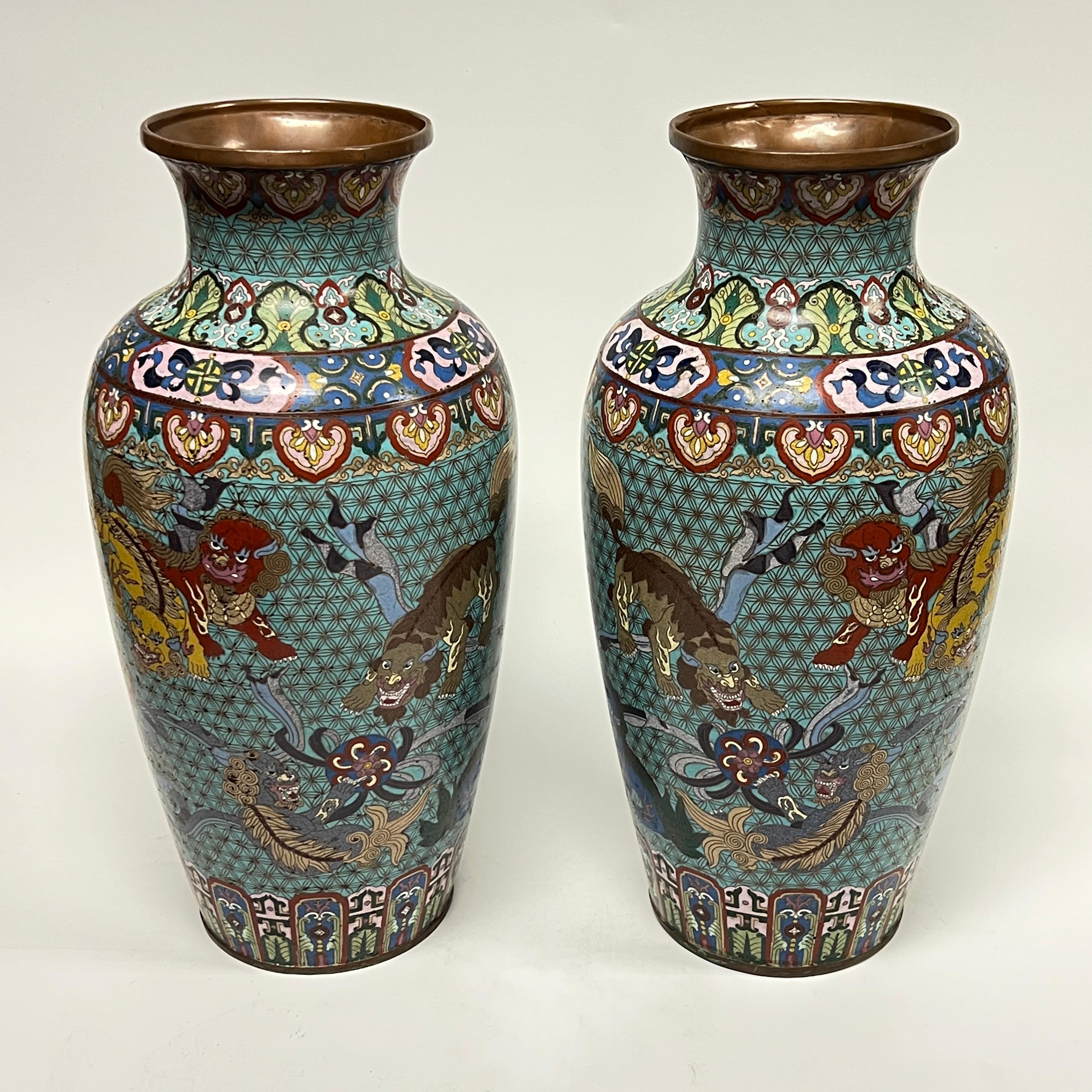 Giapponese Coppia di eccezionali vasi antichi giapponesi del periodo Meiji in metallo smaltato a cloisonne in vendita