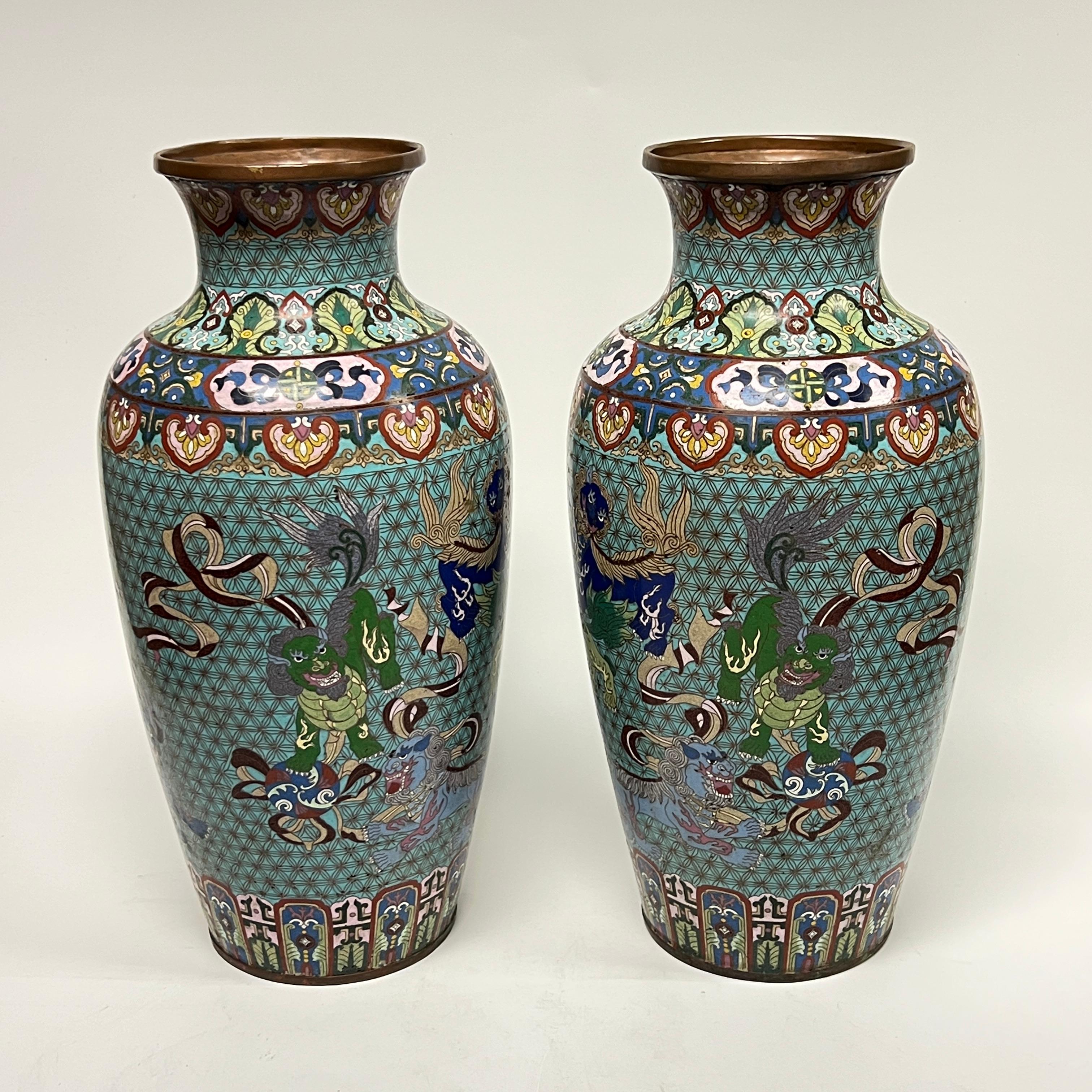 Coppia di eccezionali vasi antichi giapponesi del periodo Meiji in metallo smaltato a cloisonne In condizioni buone in vendita a New York, NY
