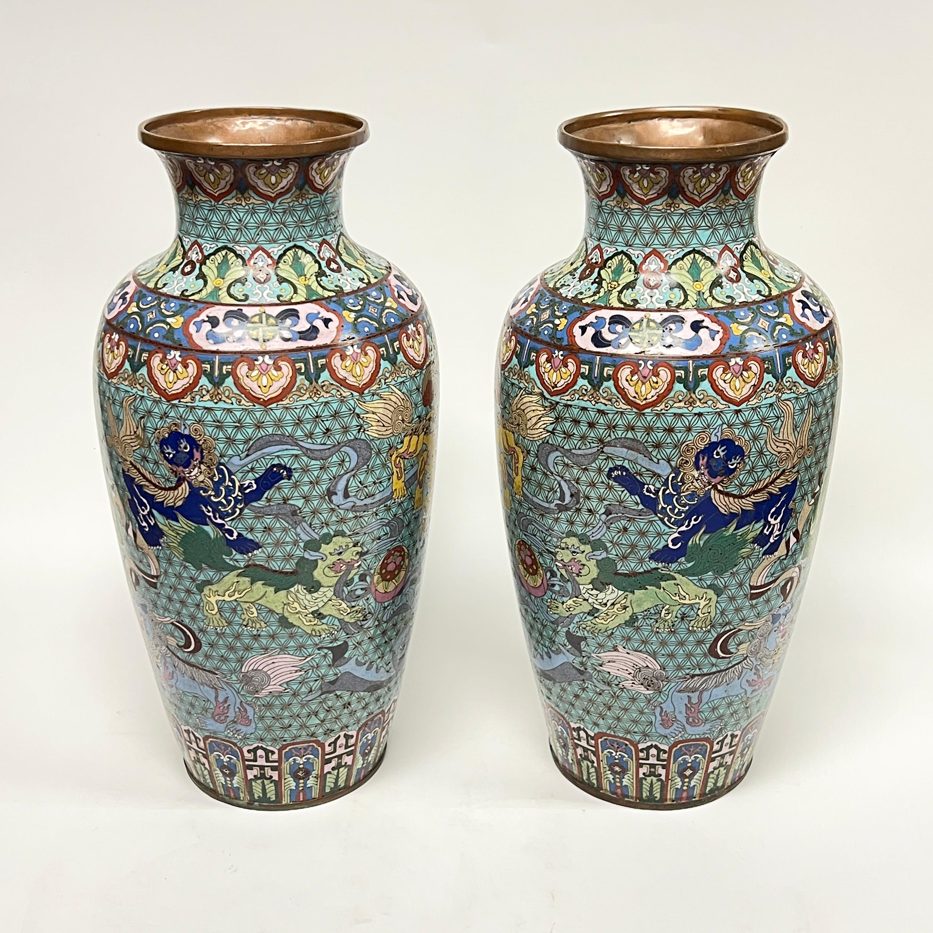 XIX secolo Coppia di eccezionali vasi antichi giapponesi del periodo Meiji in metallo smaltato a cloisonne in vendita