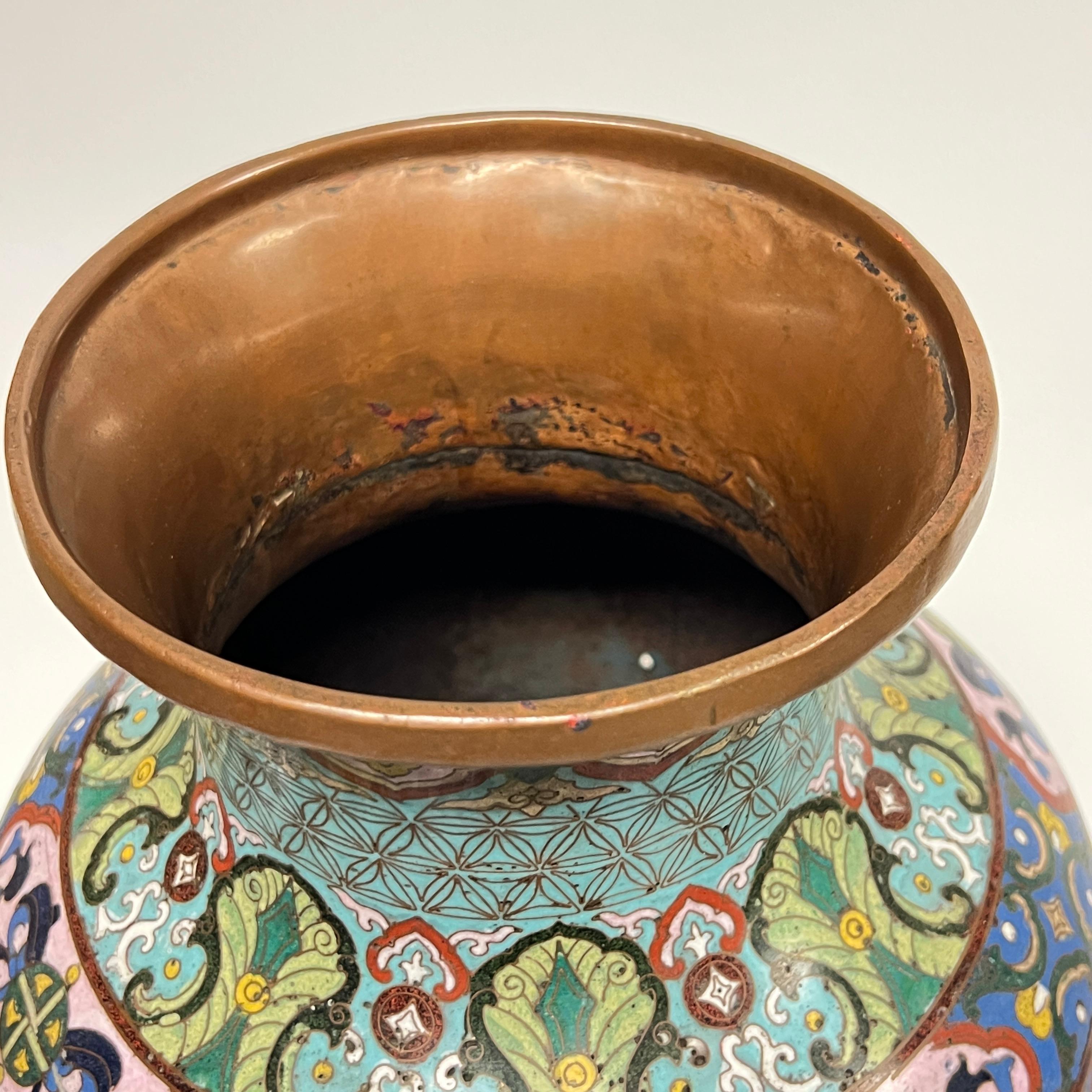 Metallo Coppia di eccezionali vasi antichi giapponesi del periodo Meiji in metallo smaltato a cloisonne in vendita