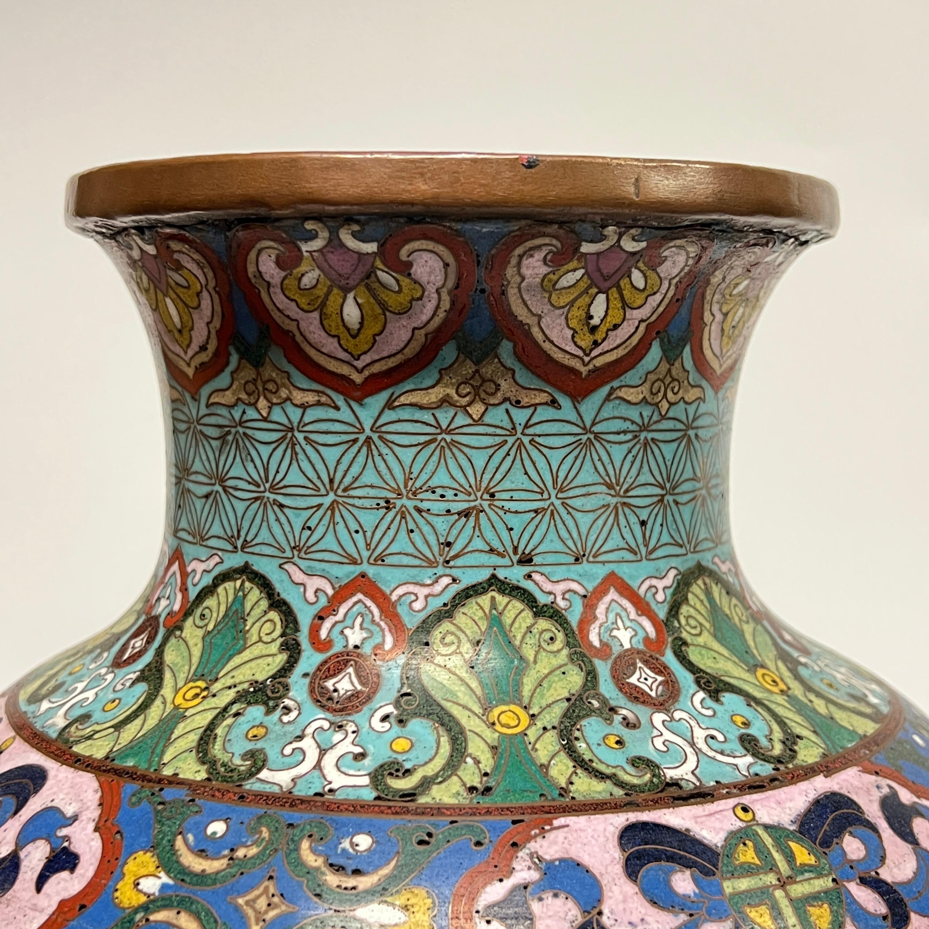 Coppia di eccezionali vasi antichi giapponesi del periodo Meiji in metallo smaltato a cloisonne in vendita 1