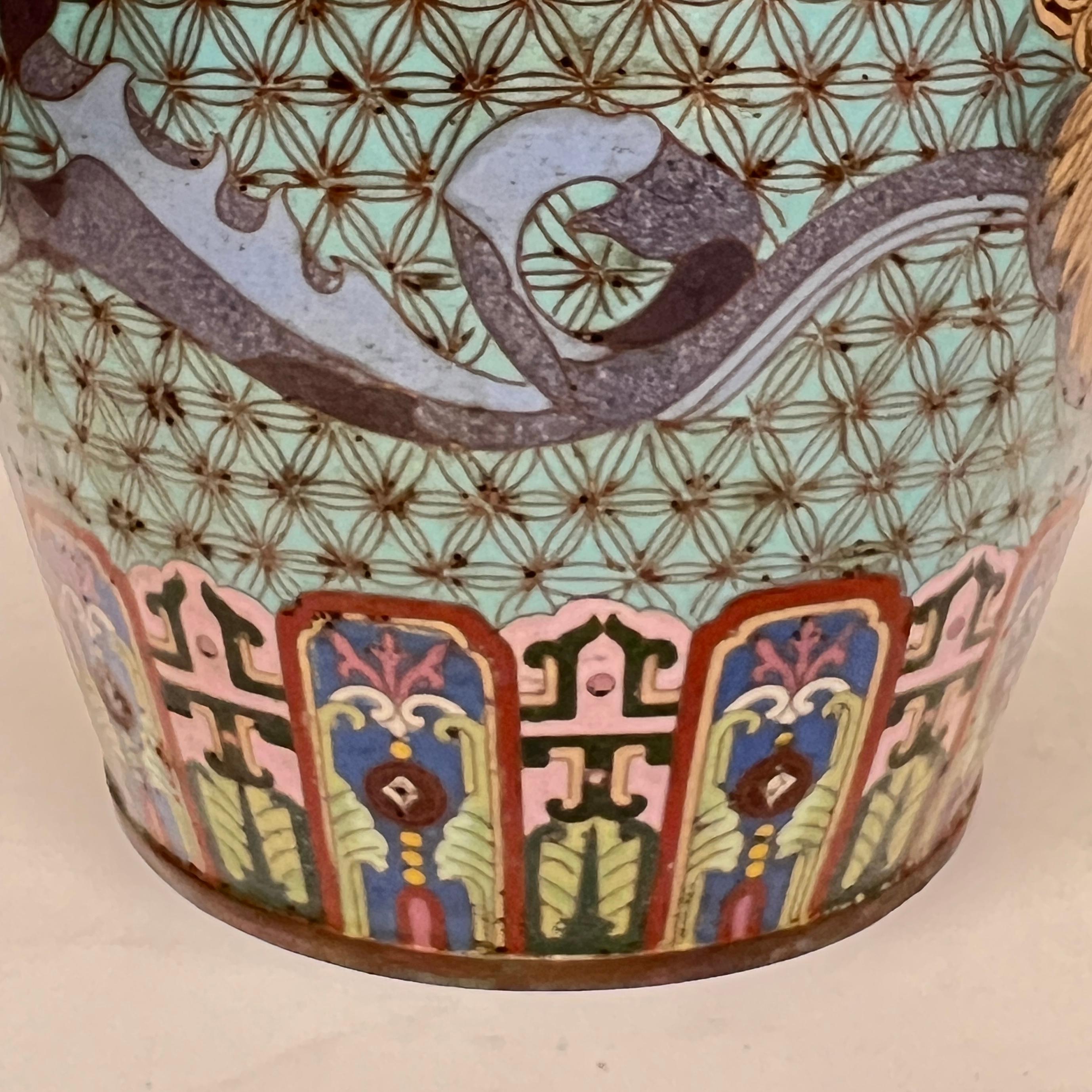 Coppia di eccezionali vasi antichi giapponesi del periodo Meiji in metallo smaltato a cloisonne in vendita 2
