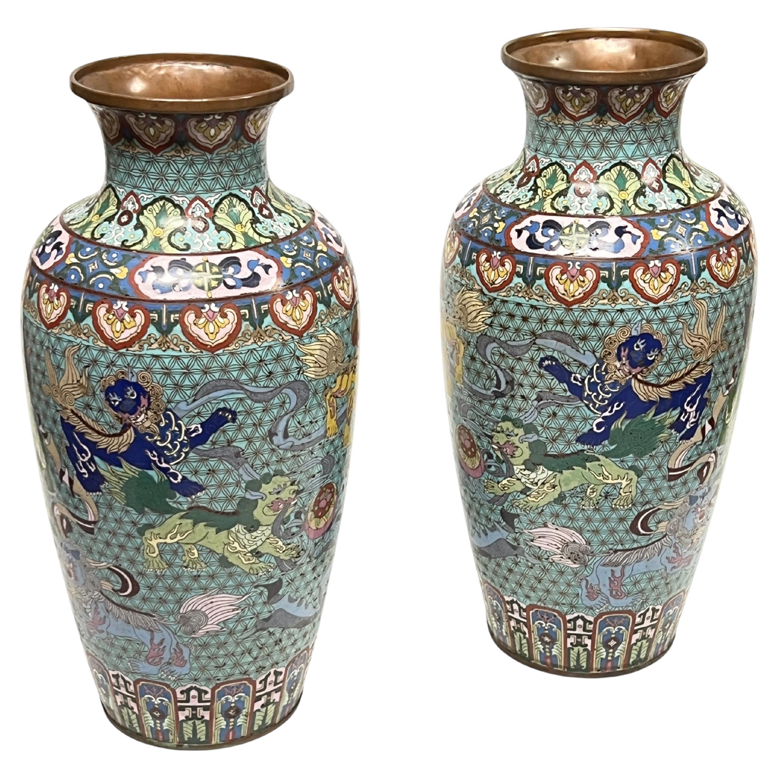 Coppia di eccezionali vasi antichi giapponesi del periodo Meiji in metallo smaltato a cloisonne in vendita