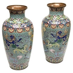 Coppia di eccezionali vasi antichi giapponesi del periodo Meiji in metallo smaltato a cloisonne