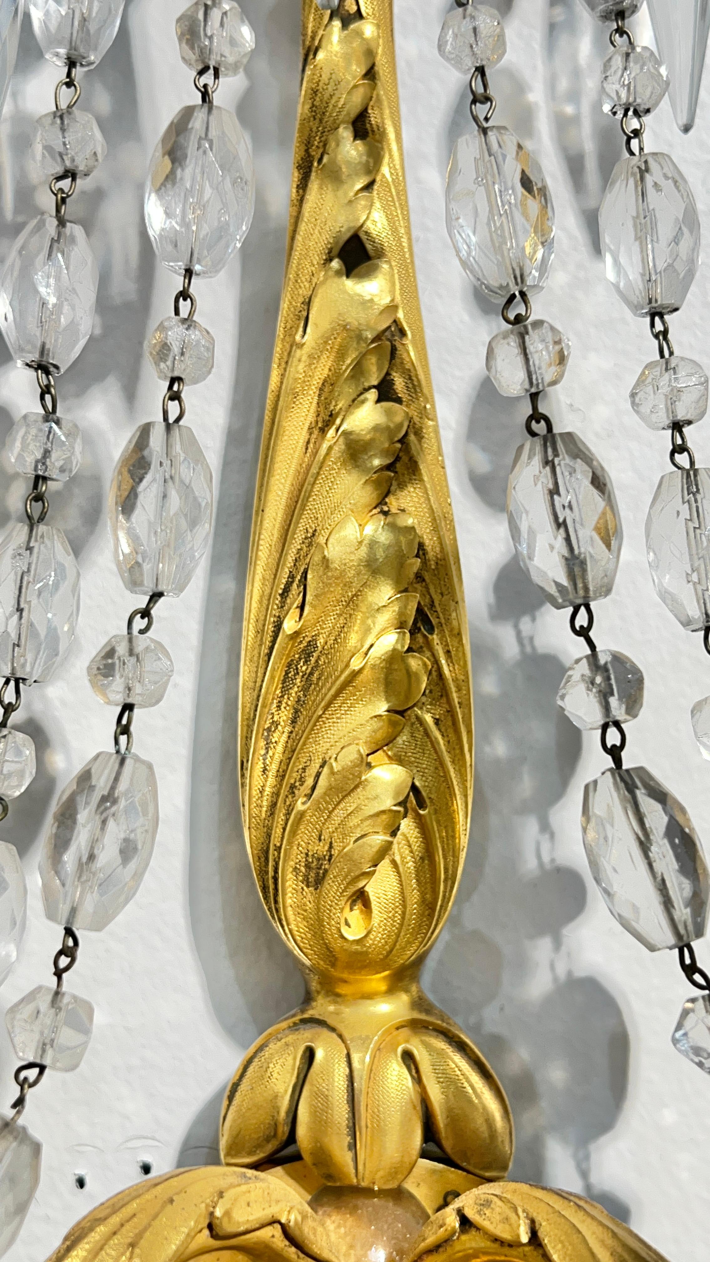 Paire d'exceptionnelles appliques à deux lumières en bronze doré de style Louis XVI en vente 10