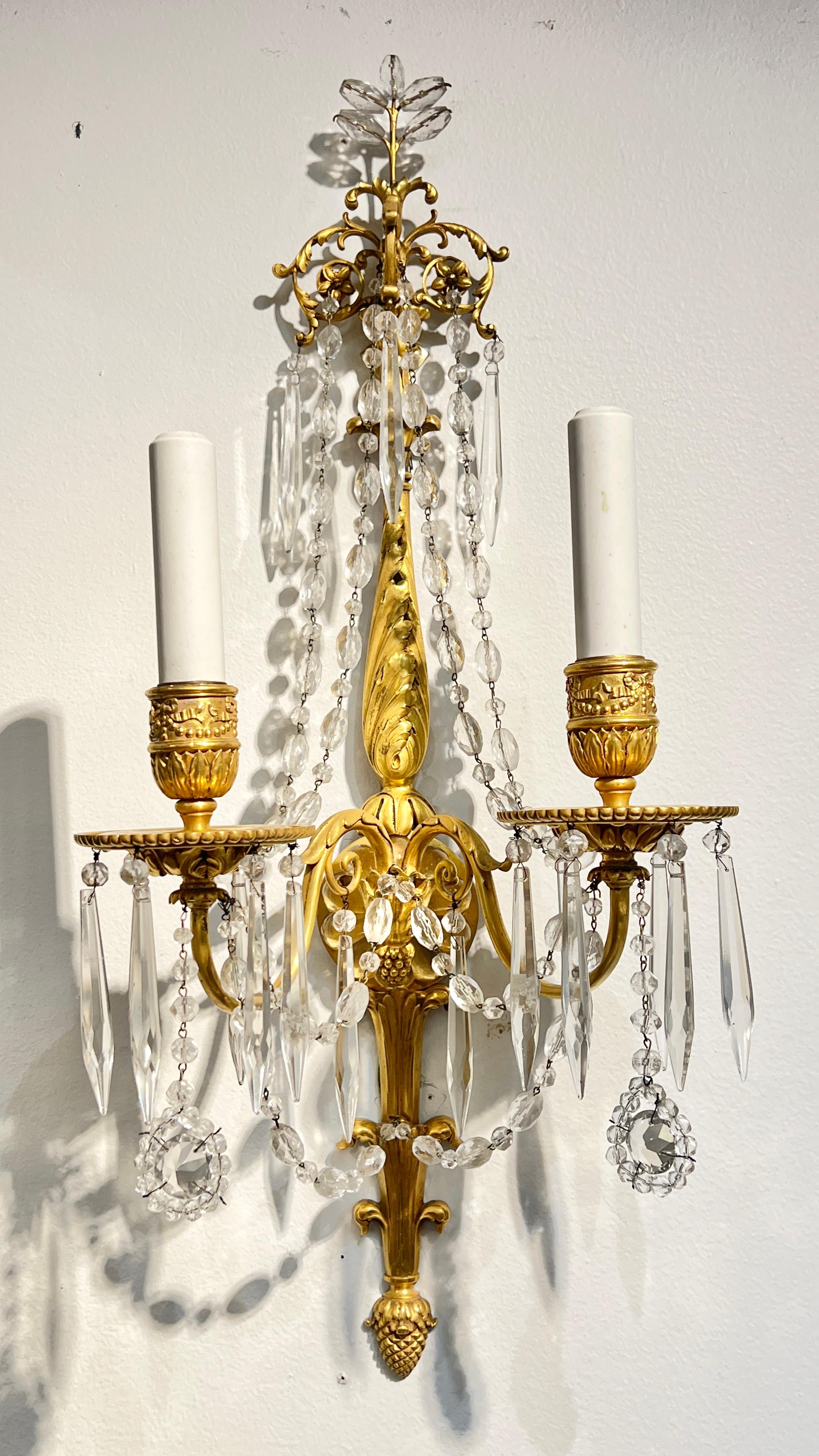 Américain Paire d'exceptionnelles appliques à deux lumières en bronze doré de style Louis XVI en vente