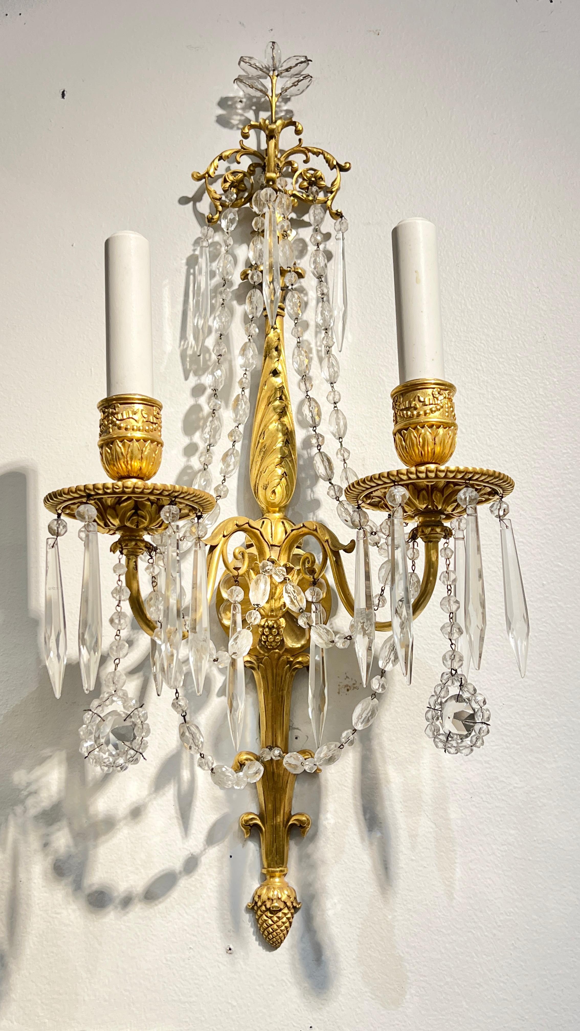 Doré Paire d'exceptionnelles appliques à deux lumi�ères en bronze doré de style Louis XVI en vente