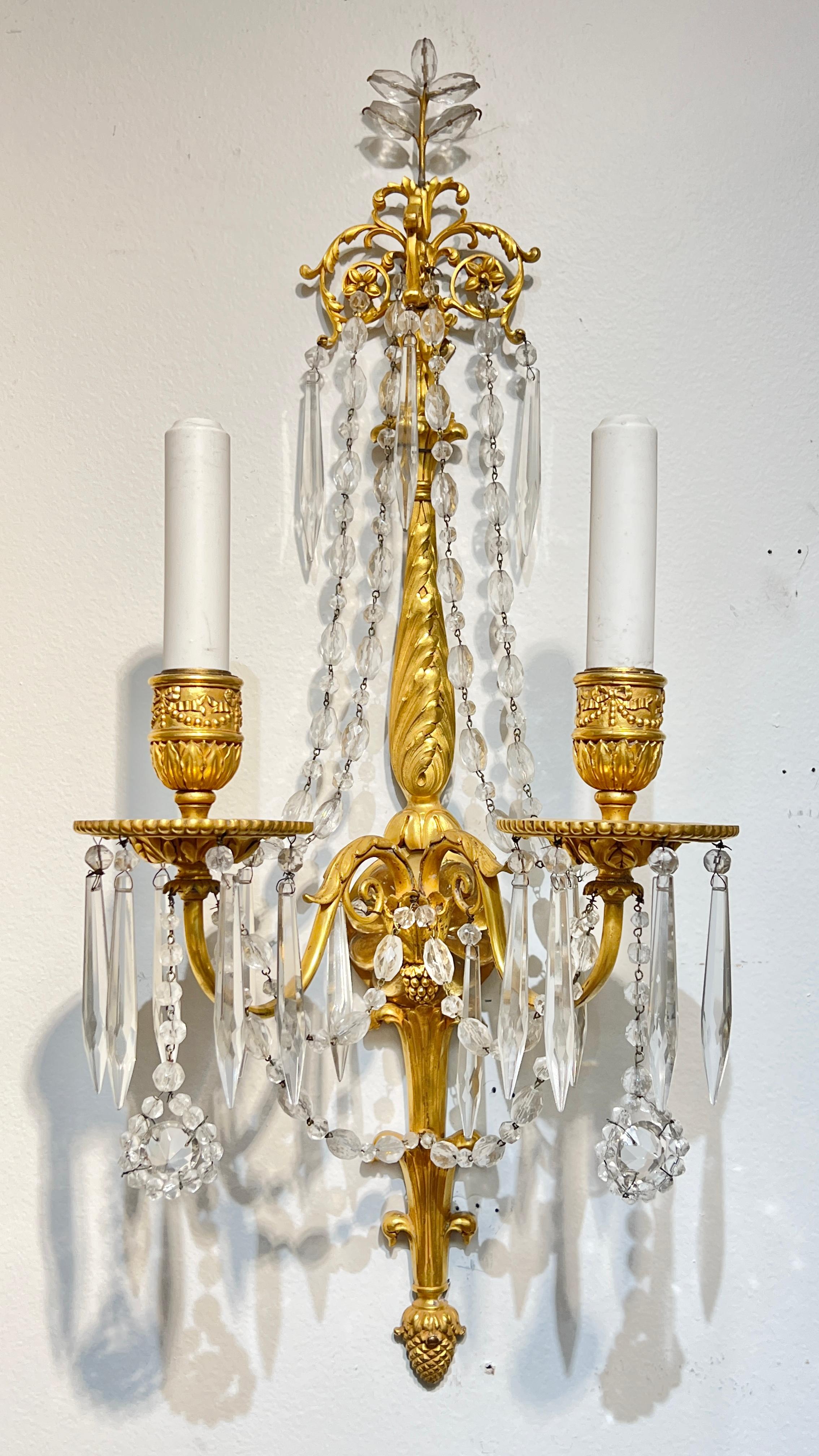 Paire d'exceptionnelles appliques à deux lumières en bronze doré de style Louis XVI Bon état - En vente à New York, NY