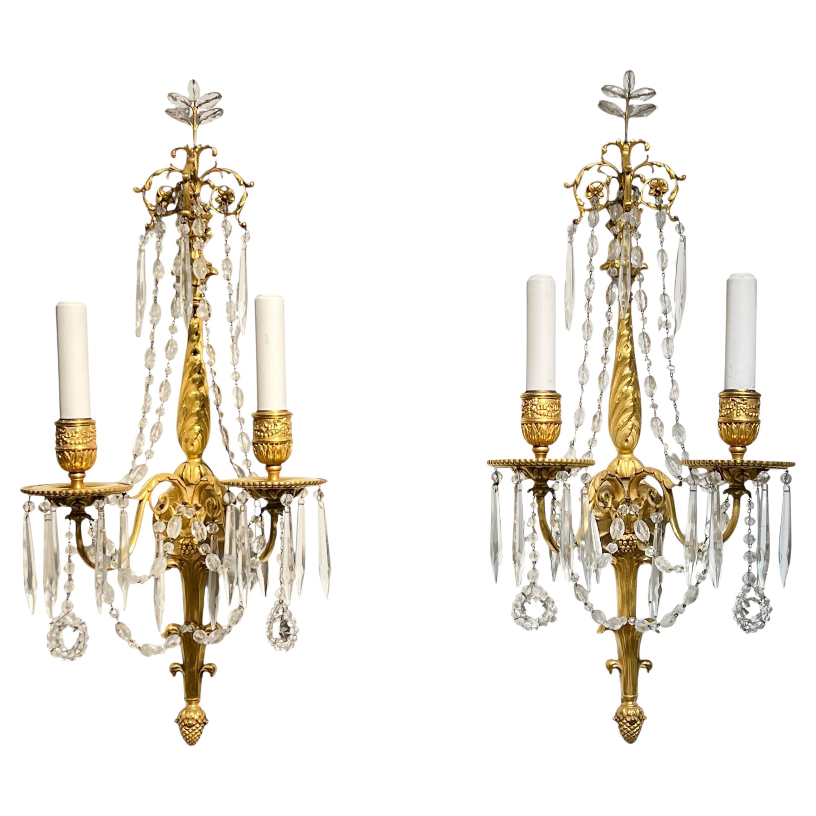 Paire d'exceptionnelles appliques à deux lumières en bronze doré de style Louis XVI en vente